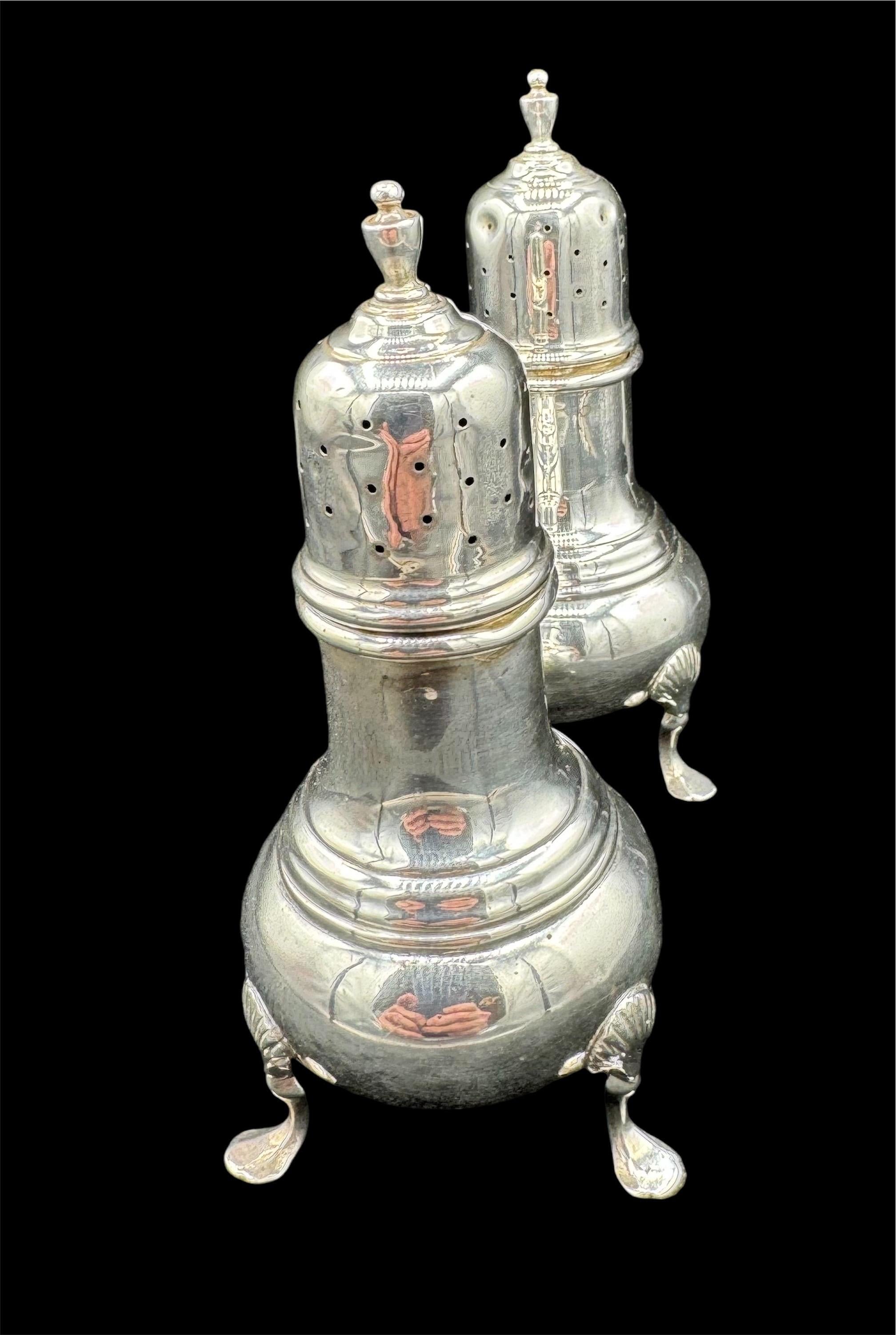 Anglais Paire de salières et de poivrières en argent. en vente