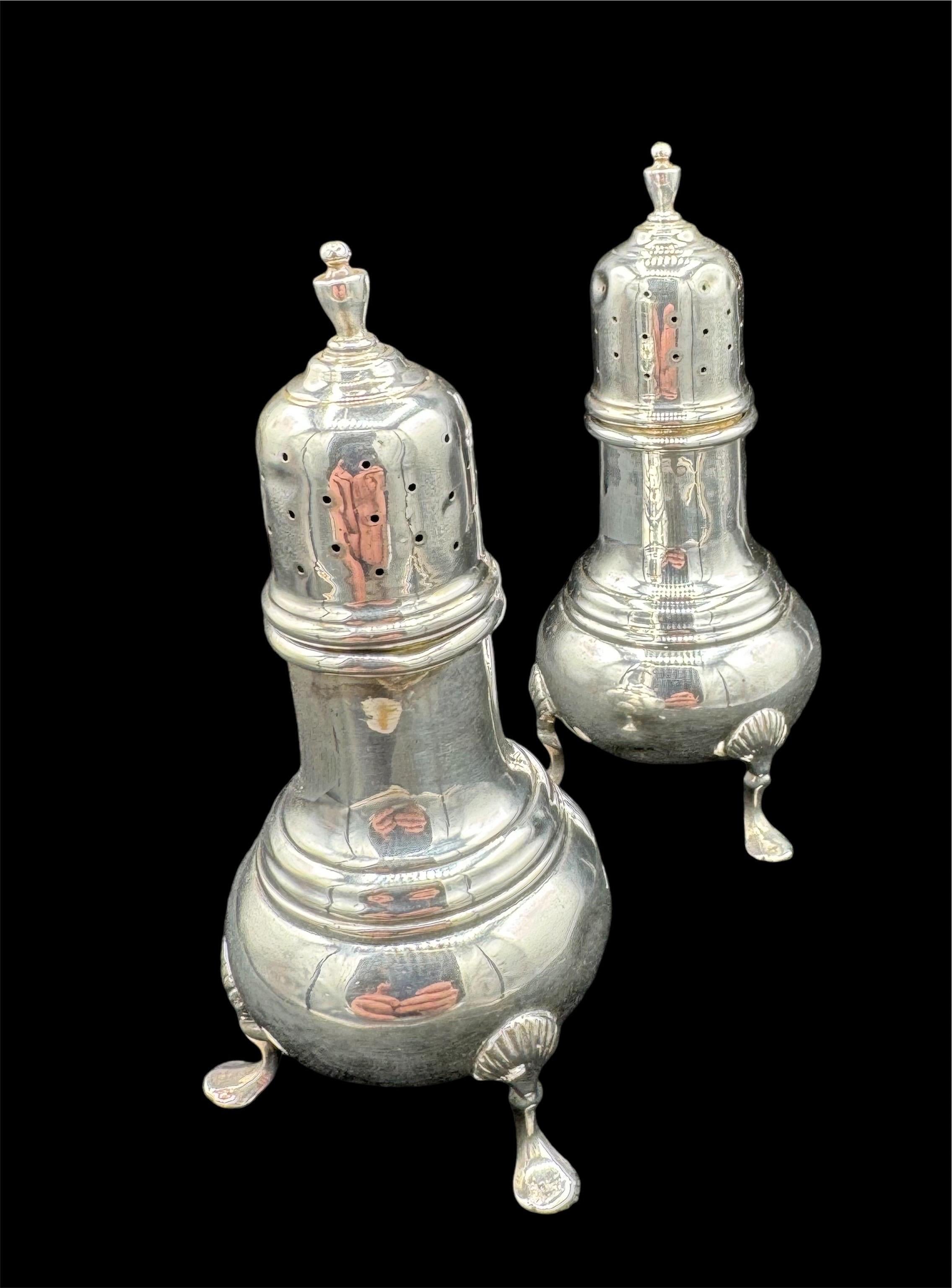 Poli Paire de salières et de poivrières en argent. en vente