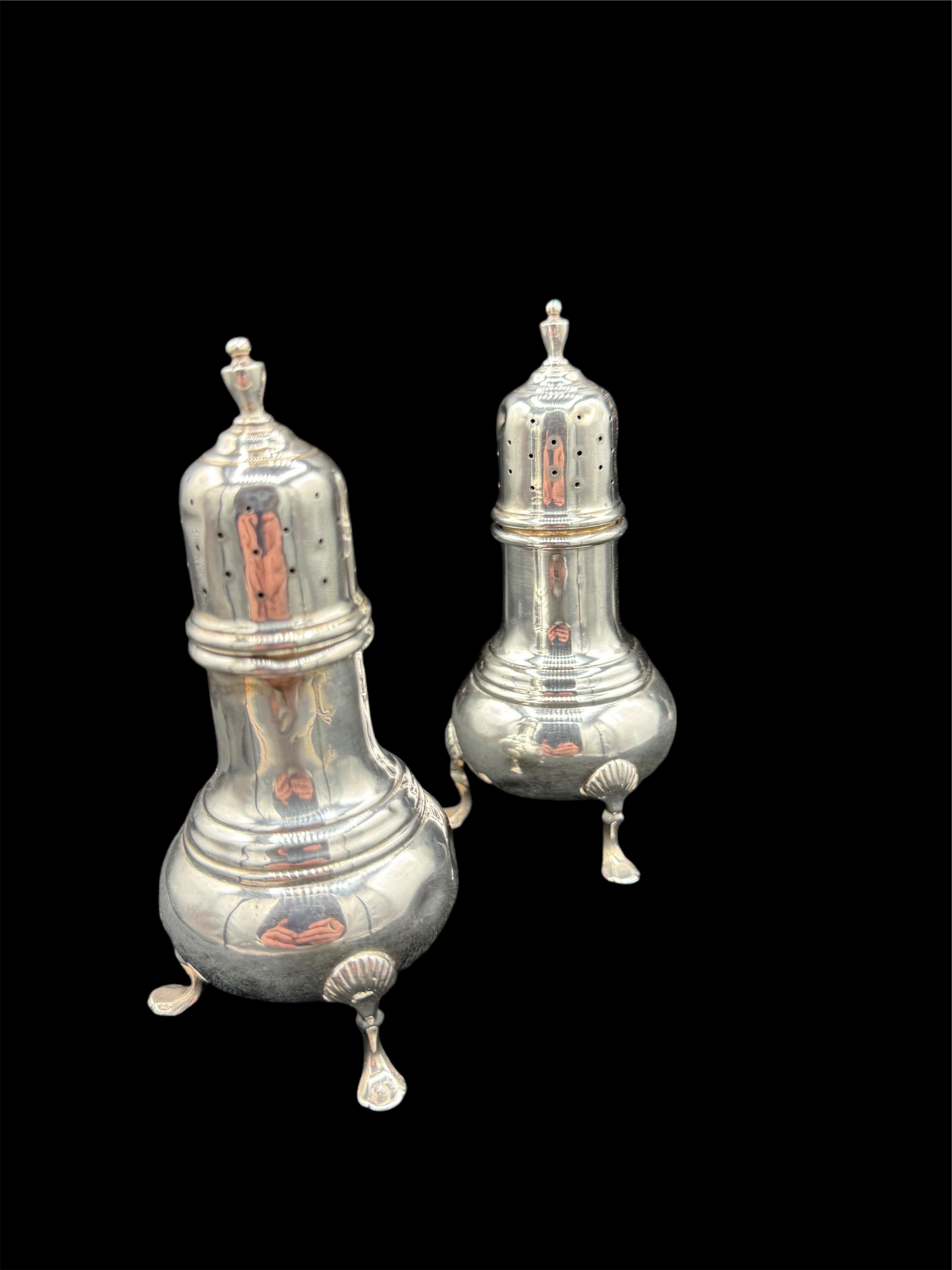 Paire de salières et de poivrières en argent. Bon état - En vente à Huntington, NY