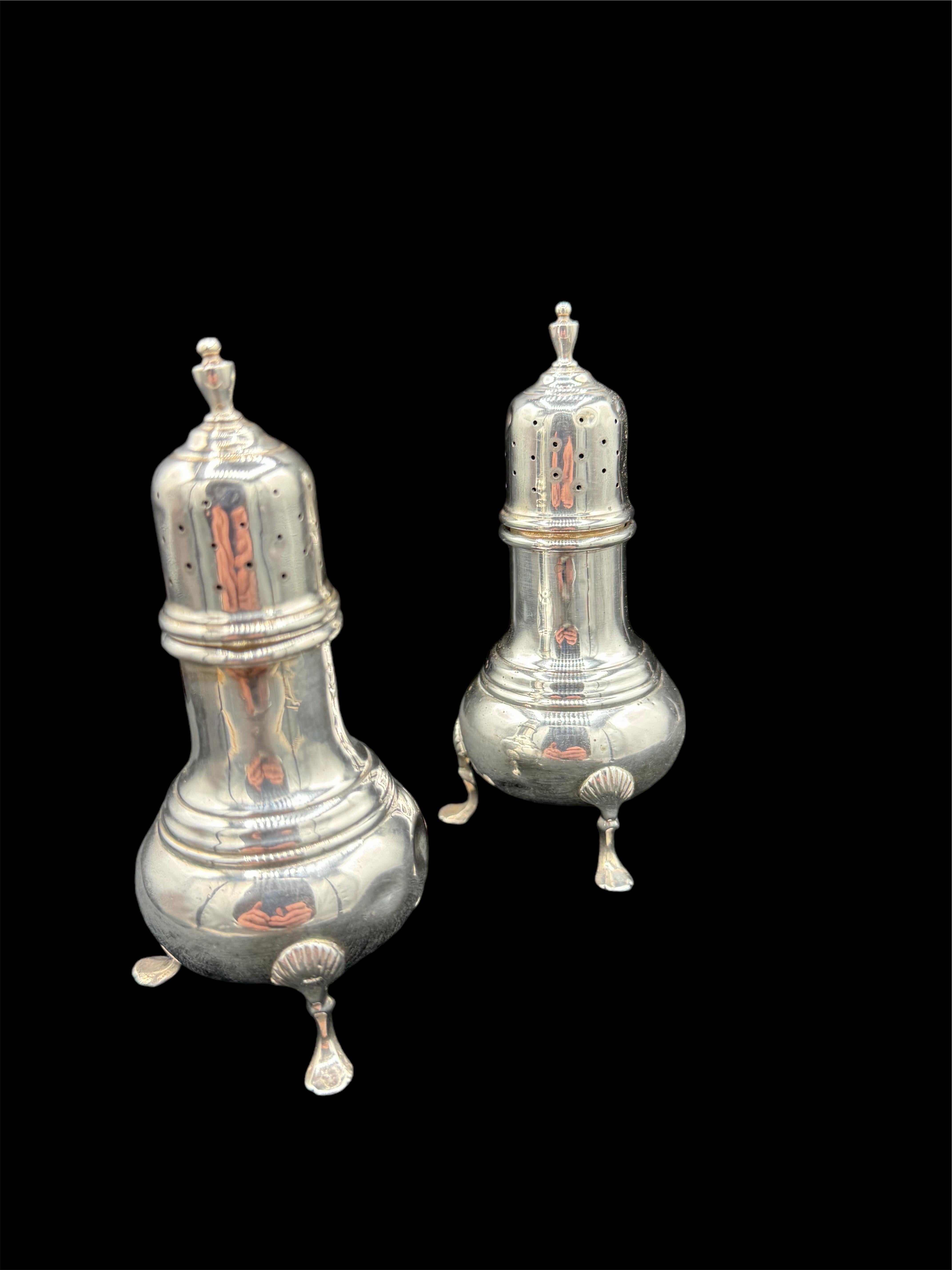 20ième siècle Paire de salières et de poivrières en argent. en vente