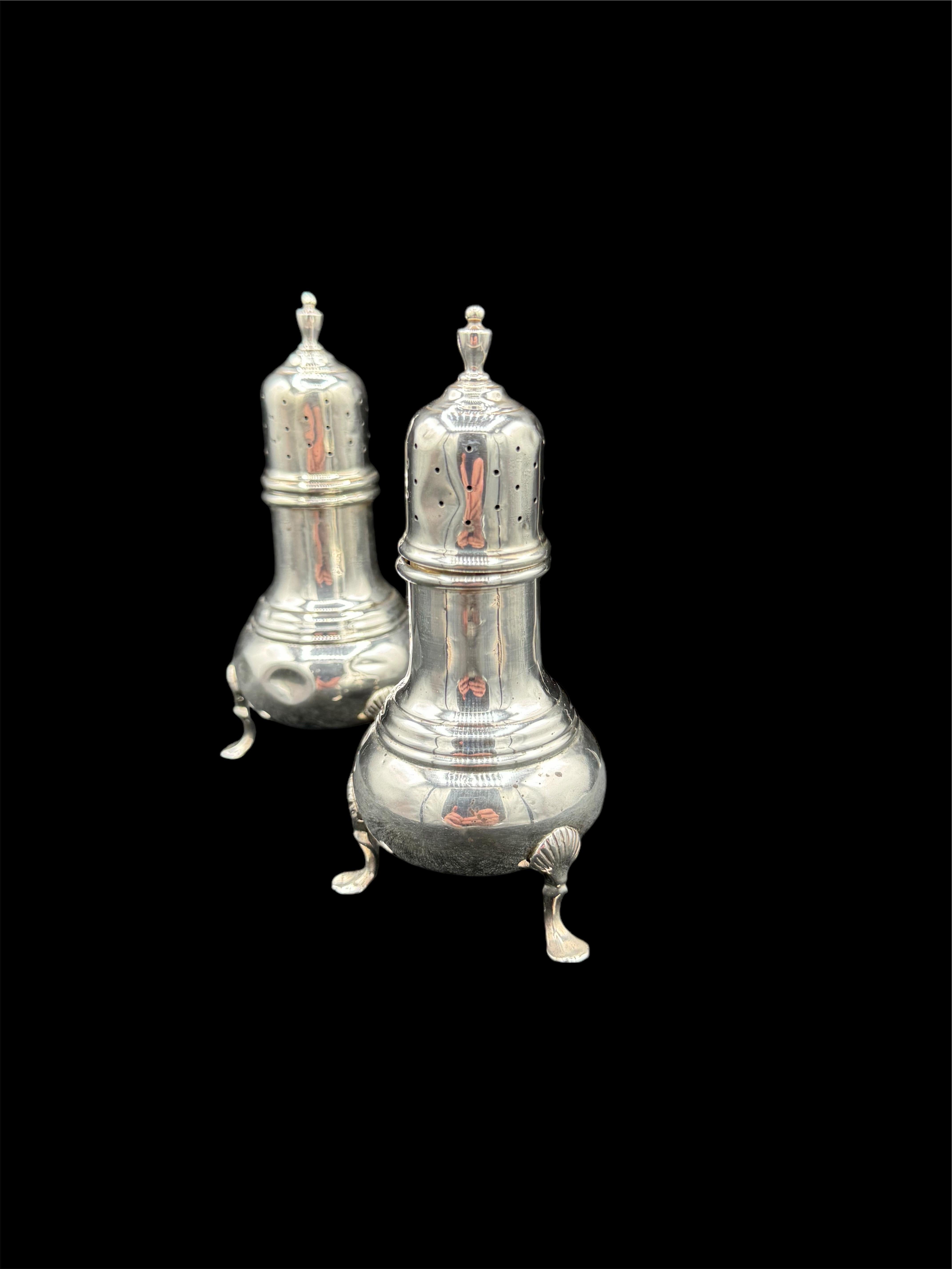 Argent sterling Paire de salières et de poivrières en argent. en vente
