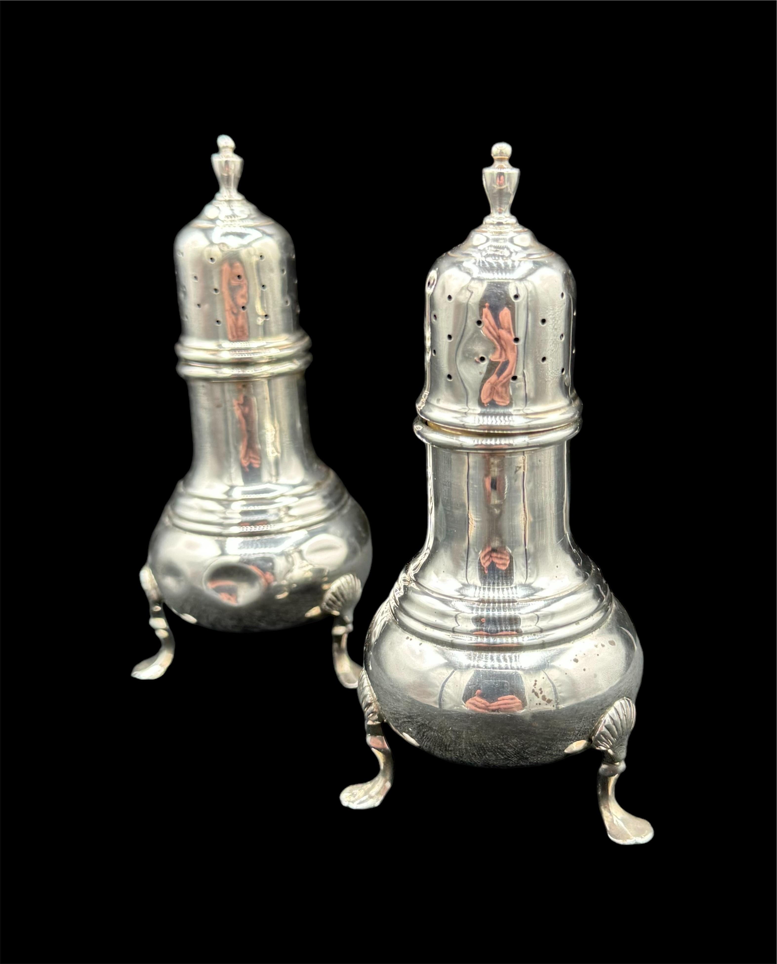 Paire de salières et de poivrières en argent. en vente 1