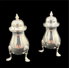 Paire de salières et de poivrières en argent.