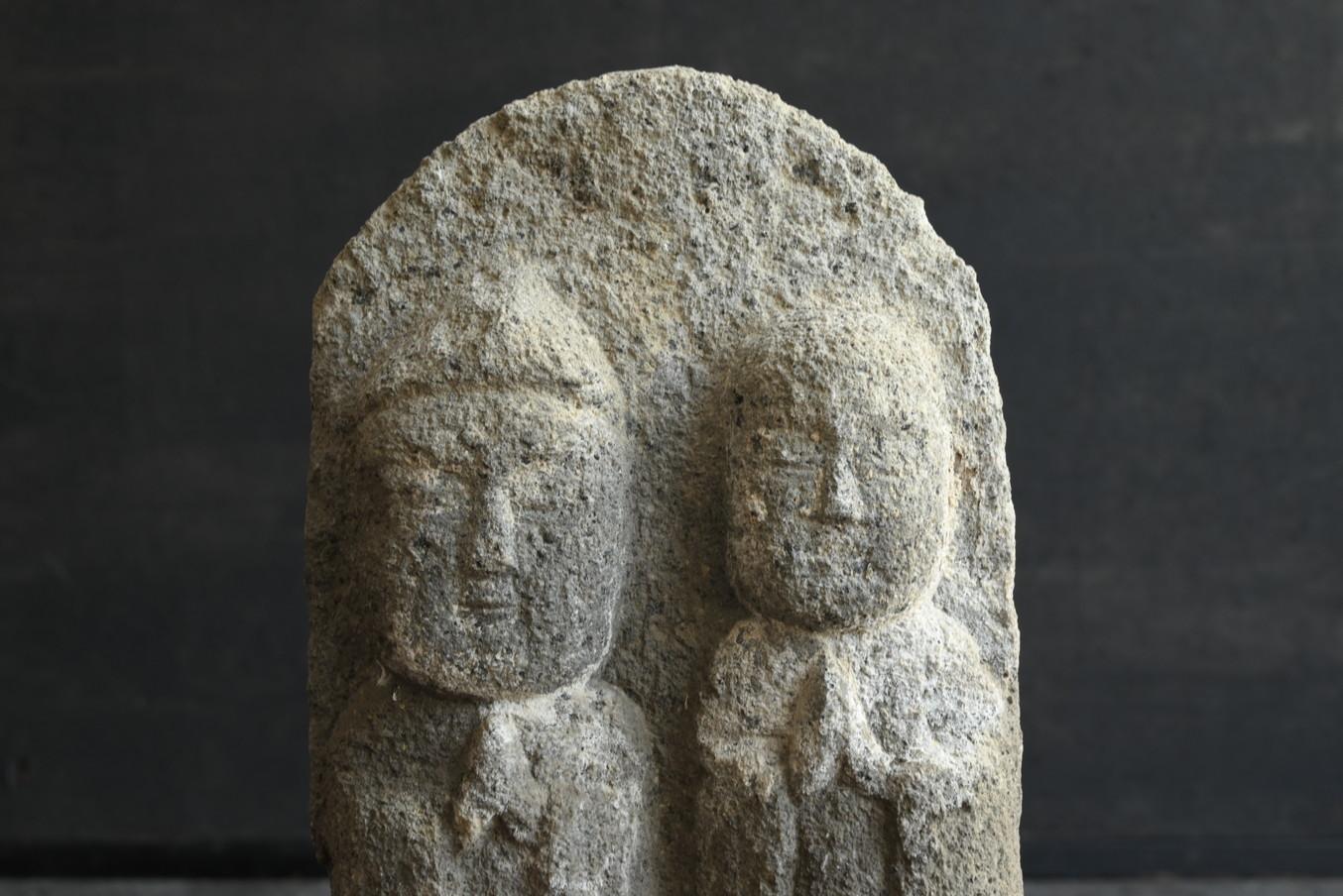 This is a small stone Buddha statue made in the middle of the Edo period in Japan (around the 18th century).
Jizo Bodhisattva (right) and Kannon Bodhisattva (left) are lined up on the left and right, with cute faces and hands together in prayer.
In