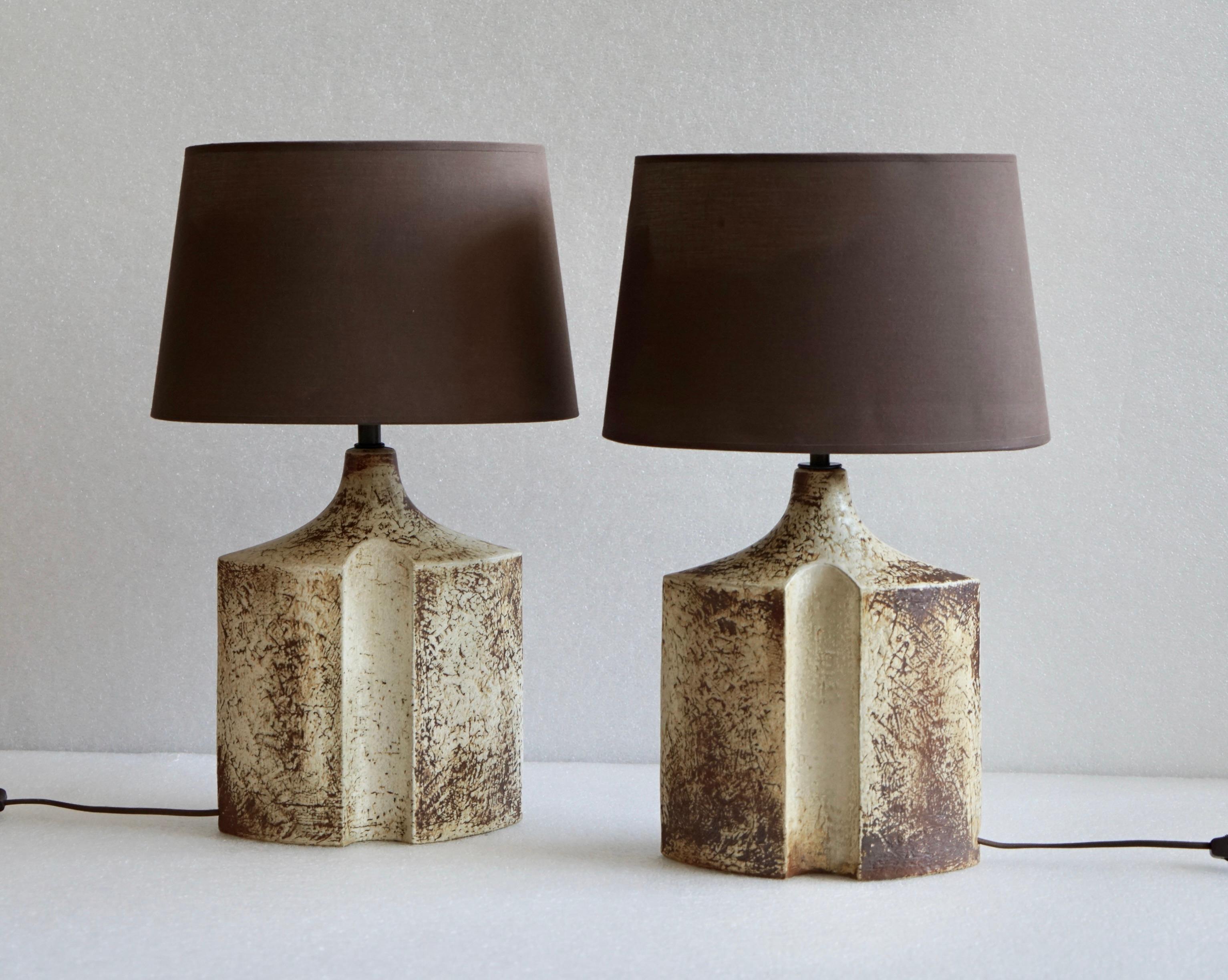 A pair of stoneware table lamp designed by Haico Nitzsche for Søholm Pottery, Bornholm, Denmark. Circa 1970th. Newly rewired. Dimensions: ceramic base height 12.5
