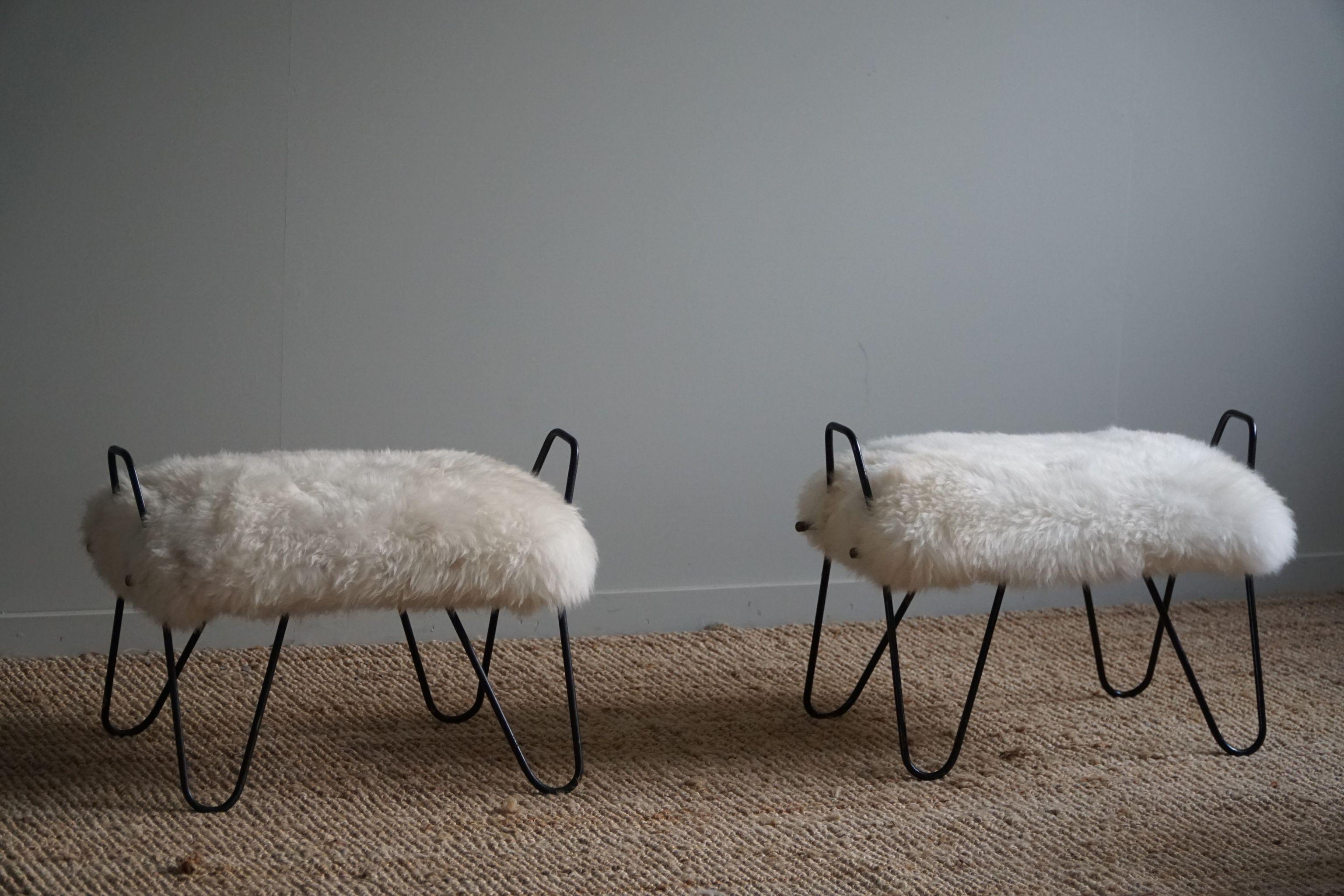 Paire de tabourets en acier et laine d'agneau islandaise, mi-siècle moderne, années 1960 en vente 10