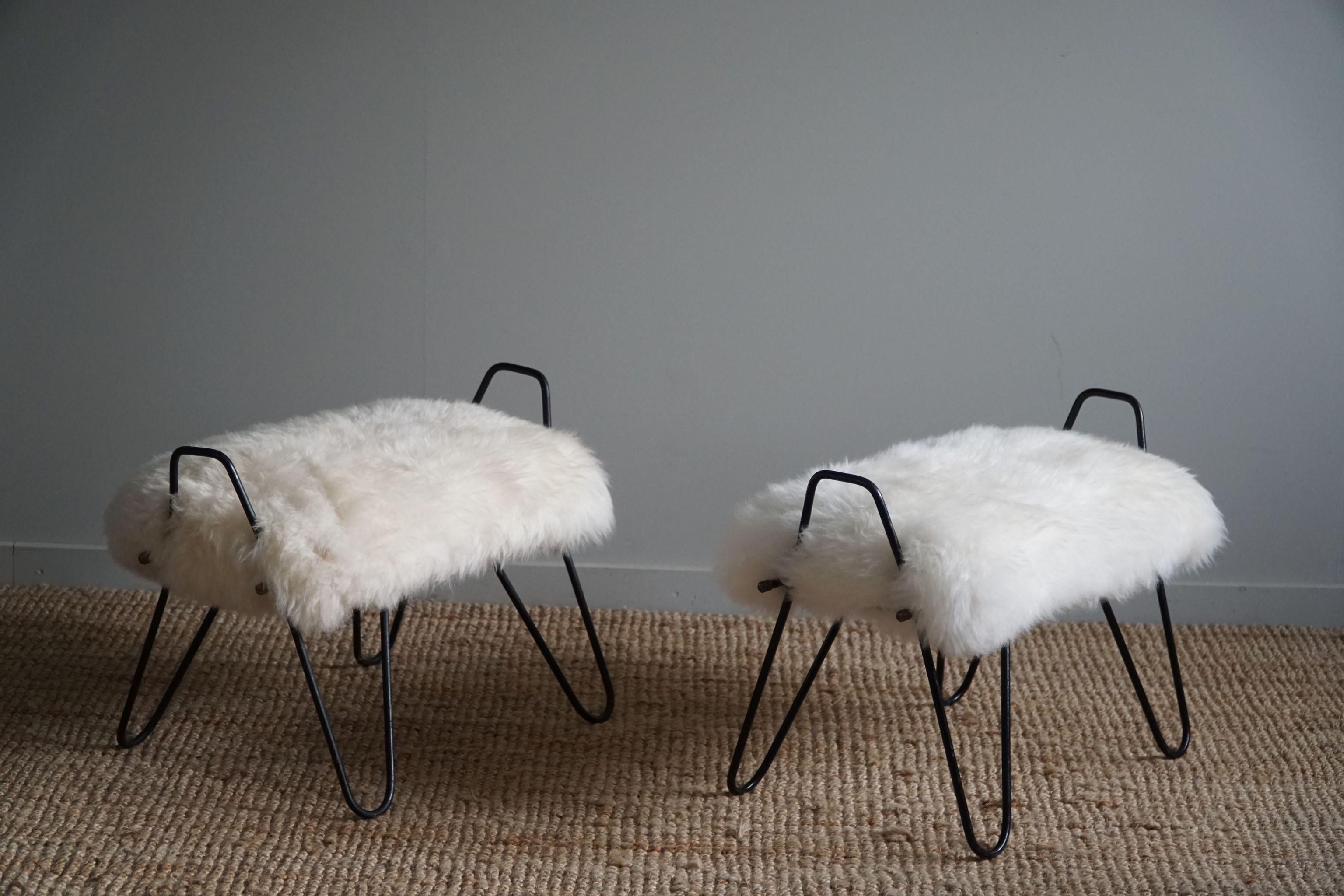 Paire de tabourets en acier et laine d'agneau islandaise, mi-siècle moderne, années 1960 en vente 13