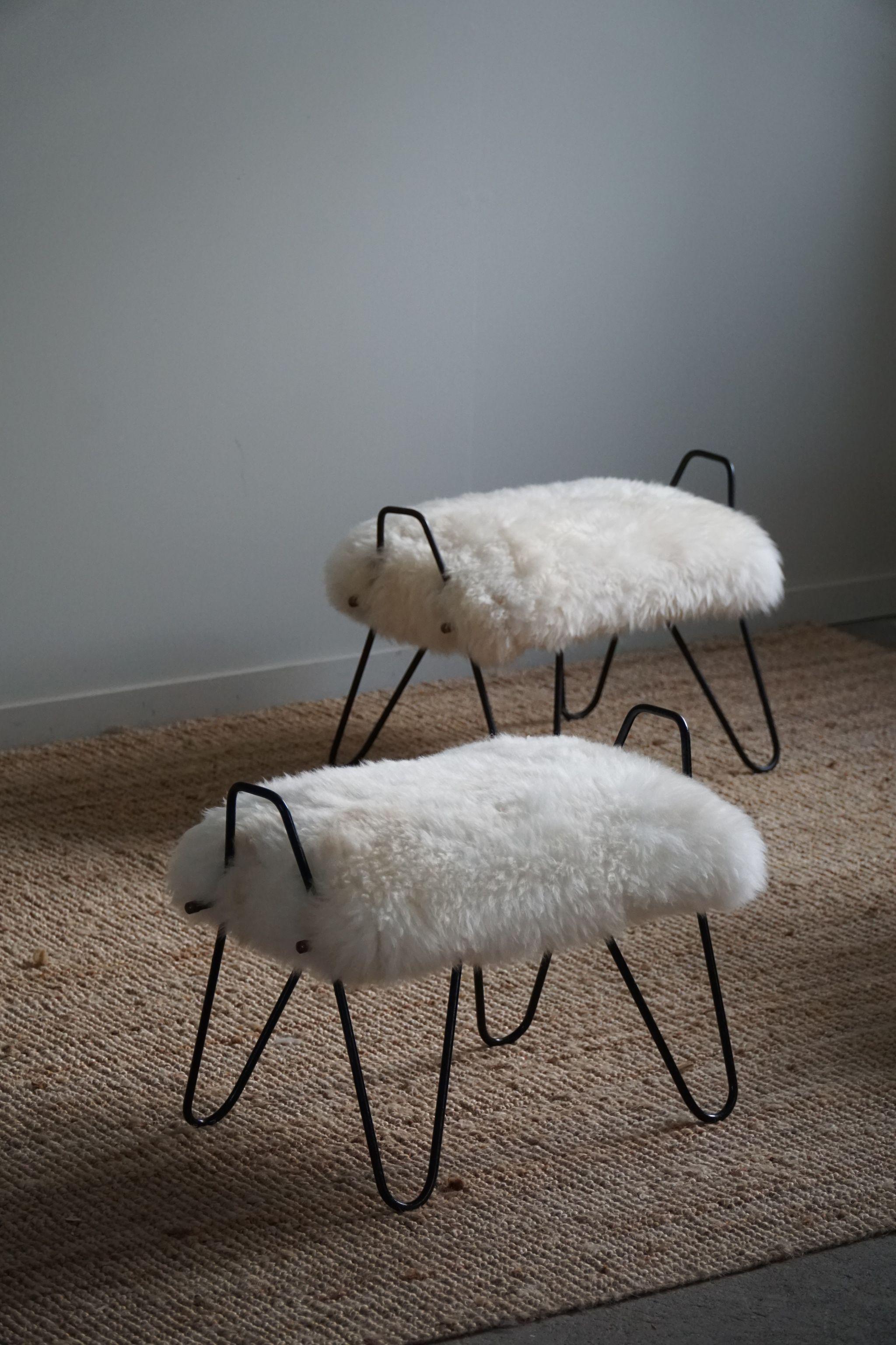 Danois Paire de tabourets en acier et laine d'agneau islandaise, mi-siècle moderne, années 1960 en vente