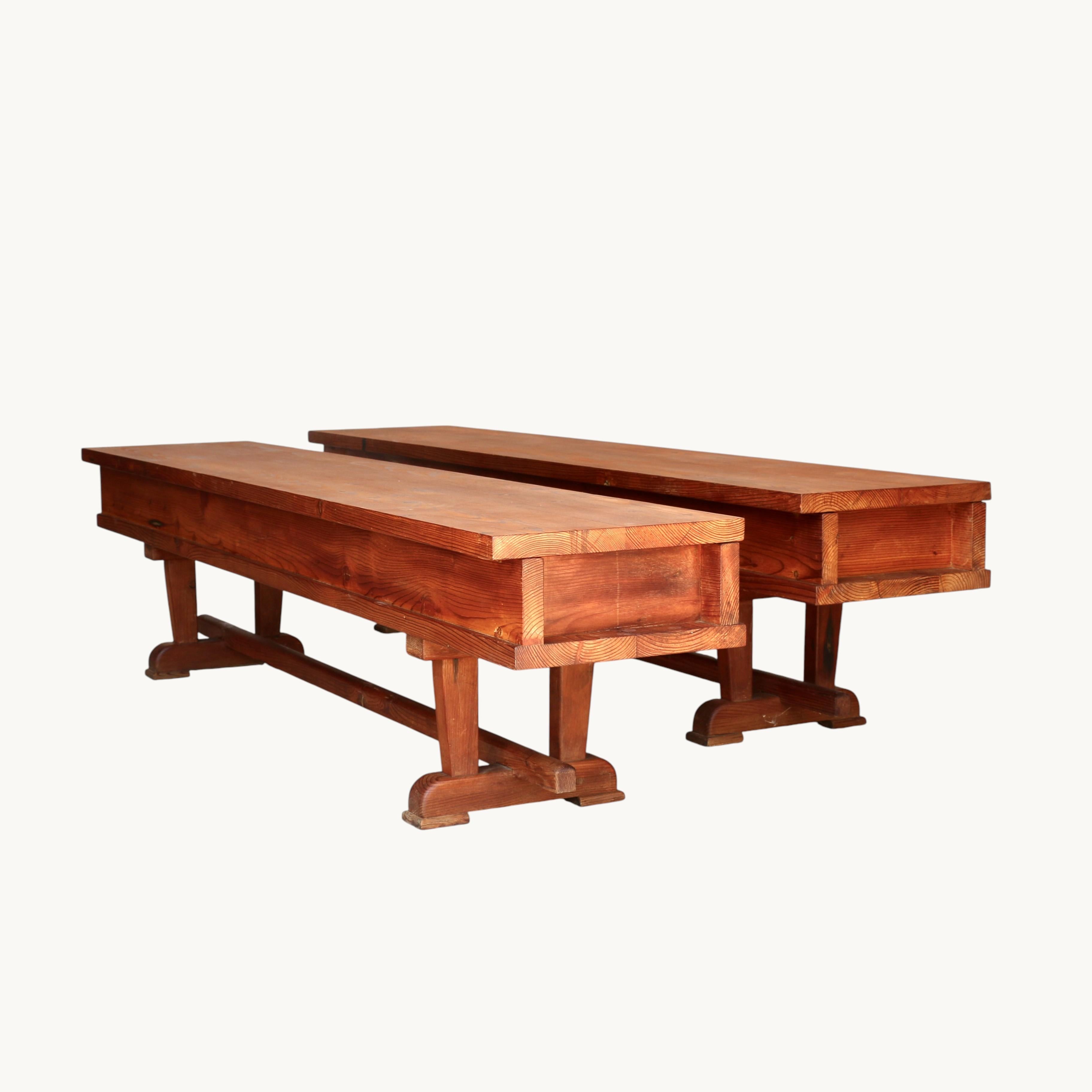 Paire de grands bancs servant de coffres de rangement en orme massif, France, années 1940