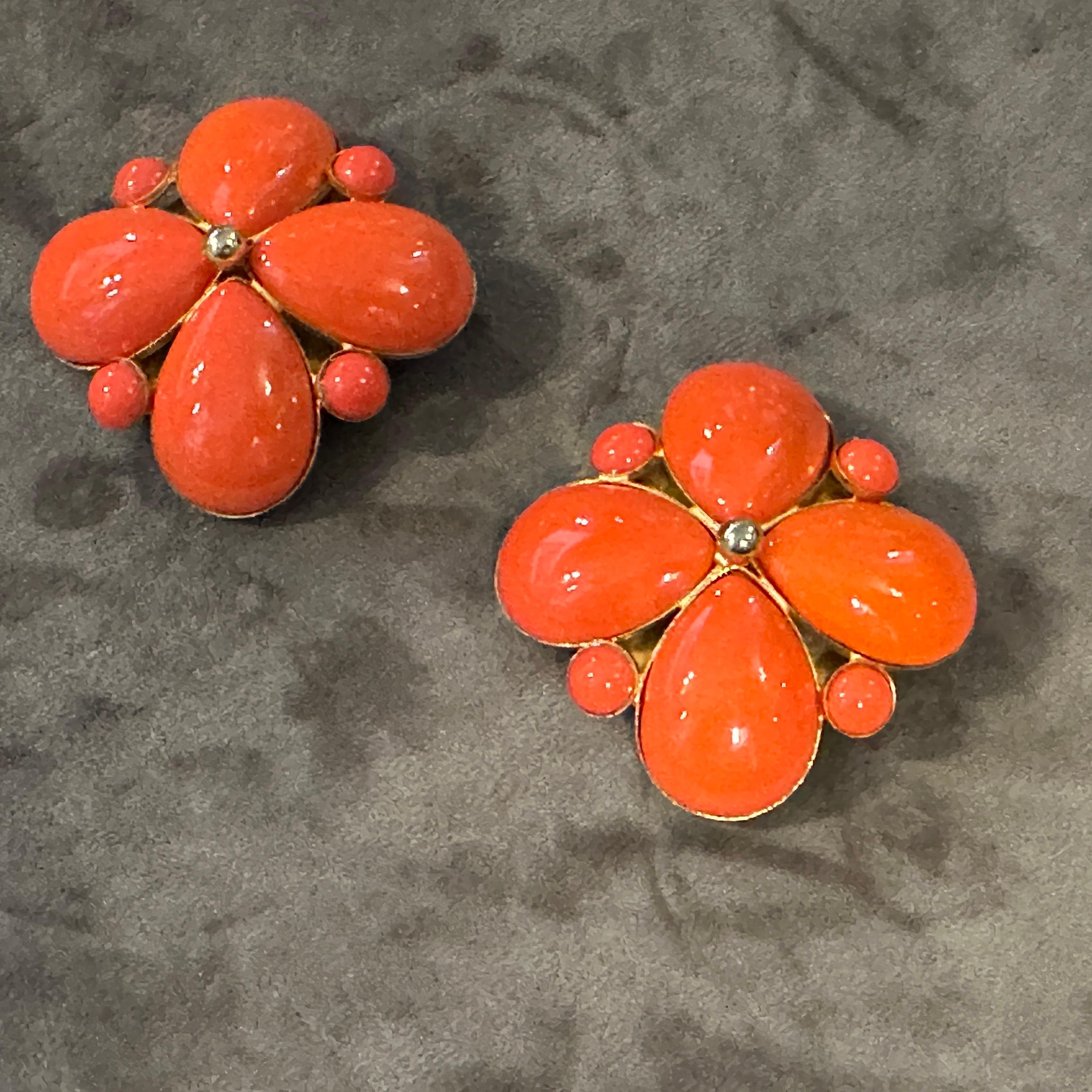 This striking pair of Italian costume jewelry earrings by Le Amiche offers a playful yet elegant retro vibe with a bold pop of color and a distinct 70s design sensibility.
The earrings are crafted in a stylized floral motif, with four large