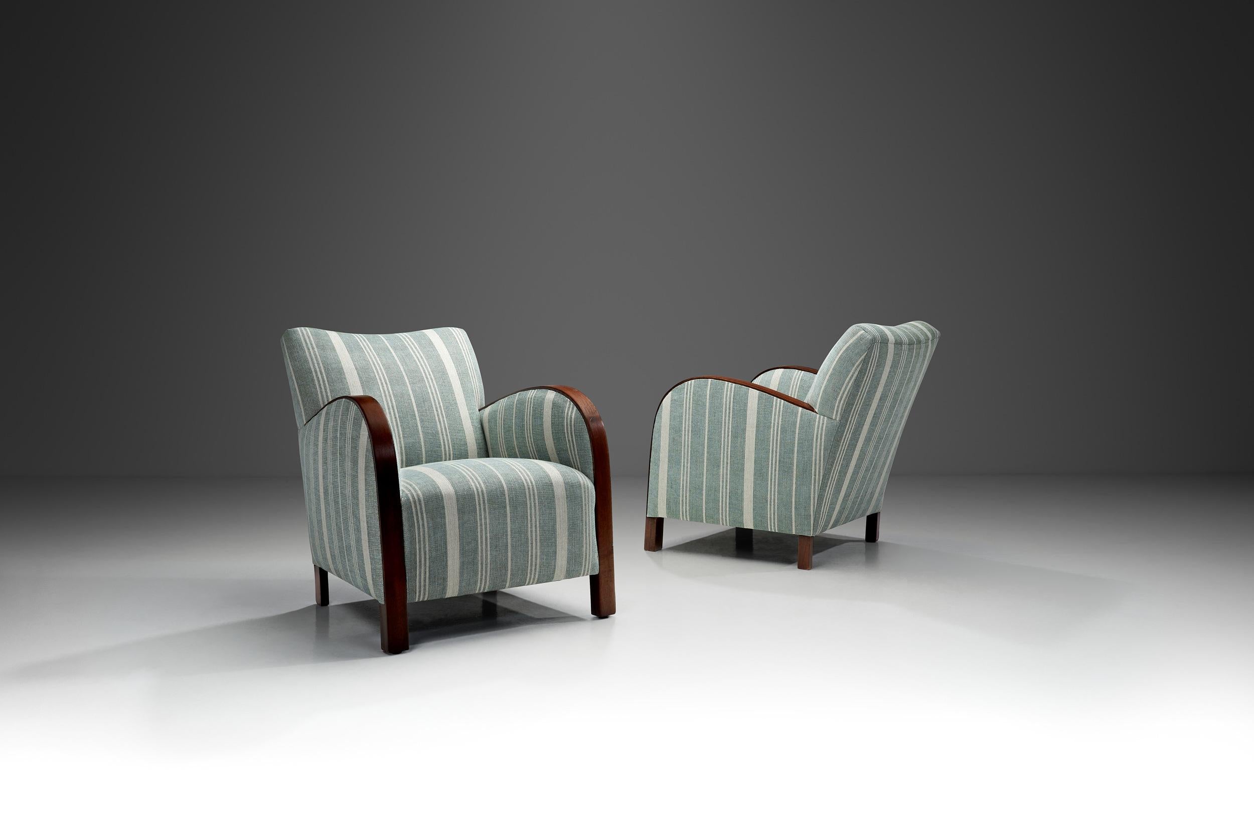 Il design europeo degli anni '30 si orientò verso linee eleganti e architettoniche, con un'attenzione particolare alla simmetria e alle proporzioni. Sedie, tavoli e armadi sono spesso caratterizzati da telai robusti e forme audaci ammorbidite da