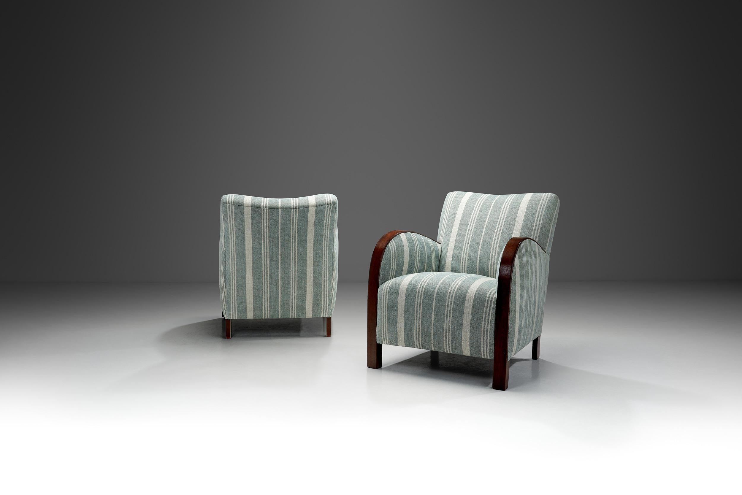 Europeo Coppia di poltrone Art Déco a righe con struttura in Oak macchiato, Europa, 1930 ca. in vendita