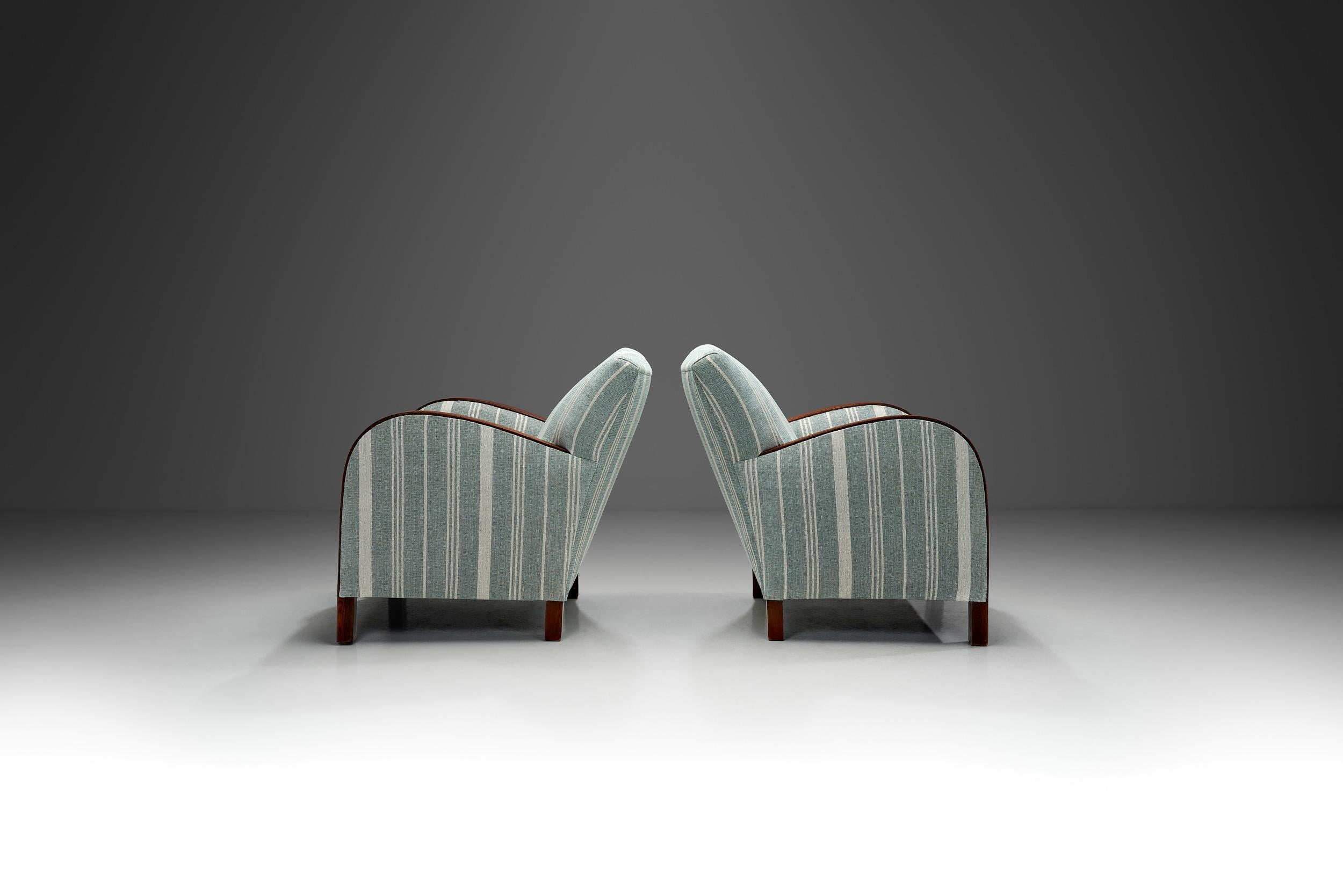 Metà XX secolo Coppia di poltrone Art Déco a righe con struttura in Oak macchiato, Europa, 1930 ca. in vendita