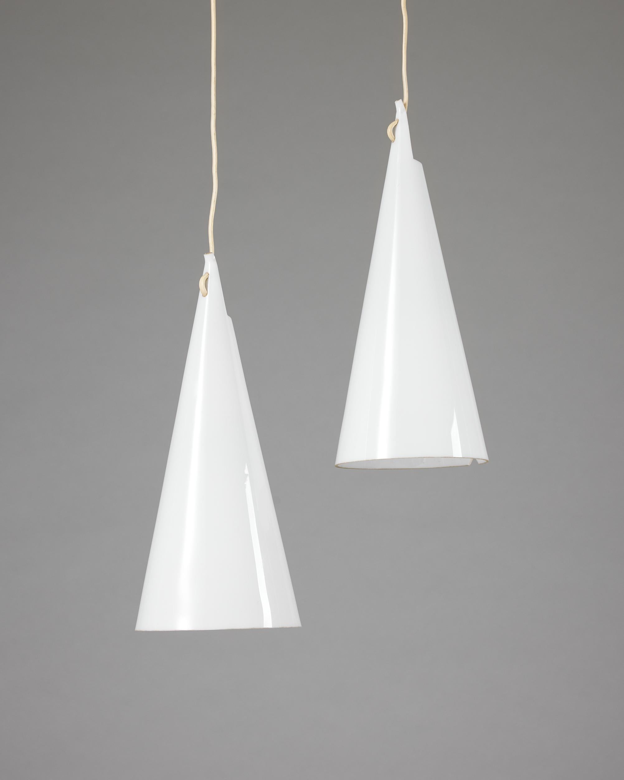 Una coppia di lampade da soffitto 
