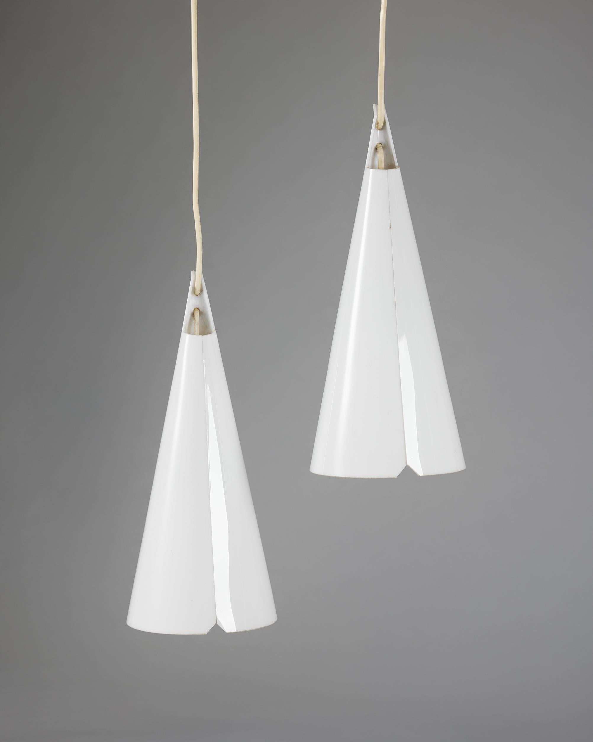 Metà XX secolo Una coppia di lampade da soffitto 
