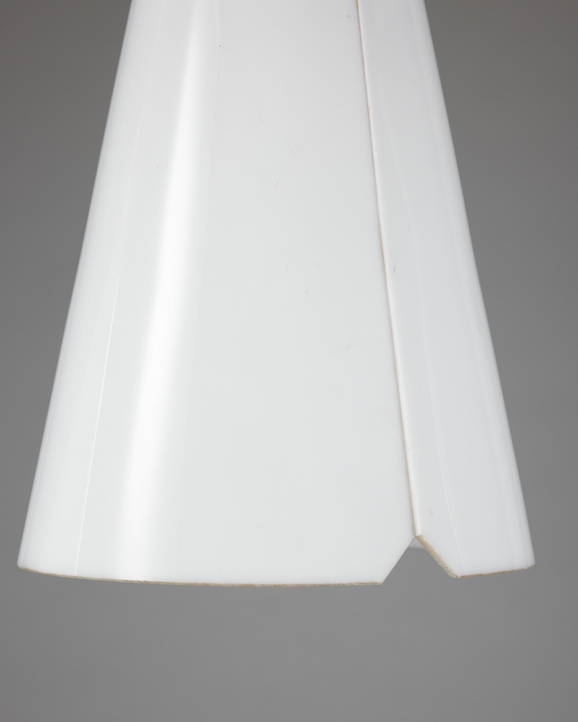 Una coppia di lampade da soffitto 