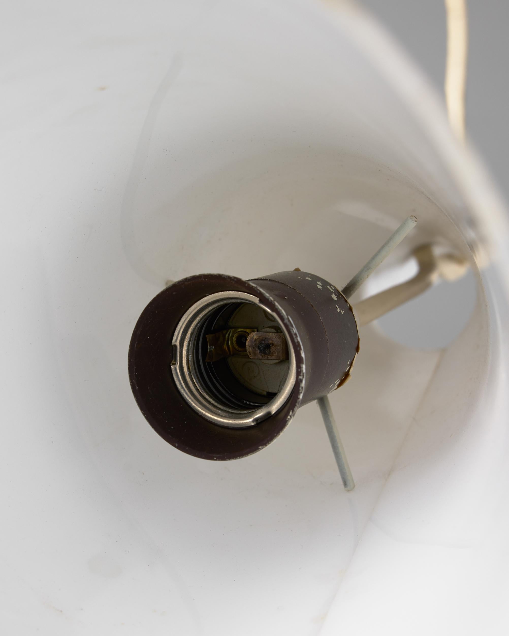 Una coppia di lampade da soffitto 