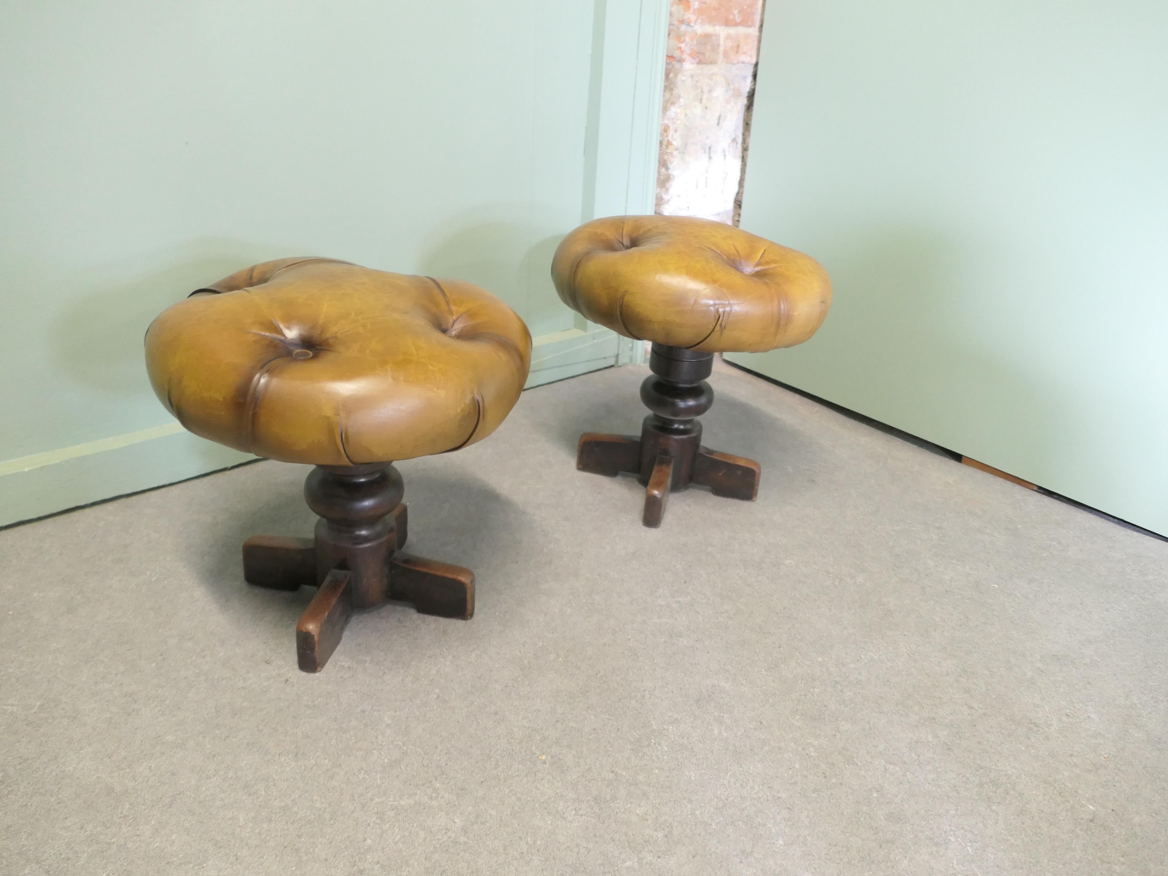 Paire de robustes tabourets pivotants en cuir boutonné français  
Il s'agit de pièces robustes et de qualité, les tabourets s'élèvent et s'abaissent lorsqu'ils sont pivotés, ils ont une lourde colonne balustre avec une base à 4 pieds, les plateaux