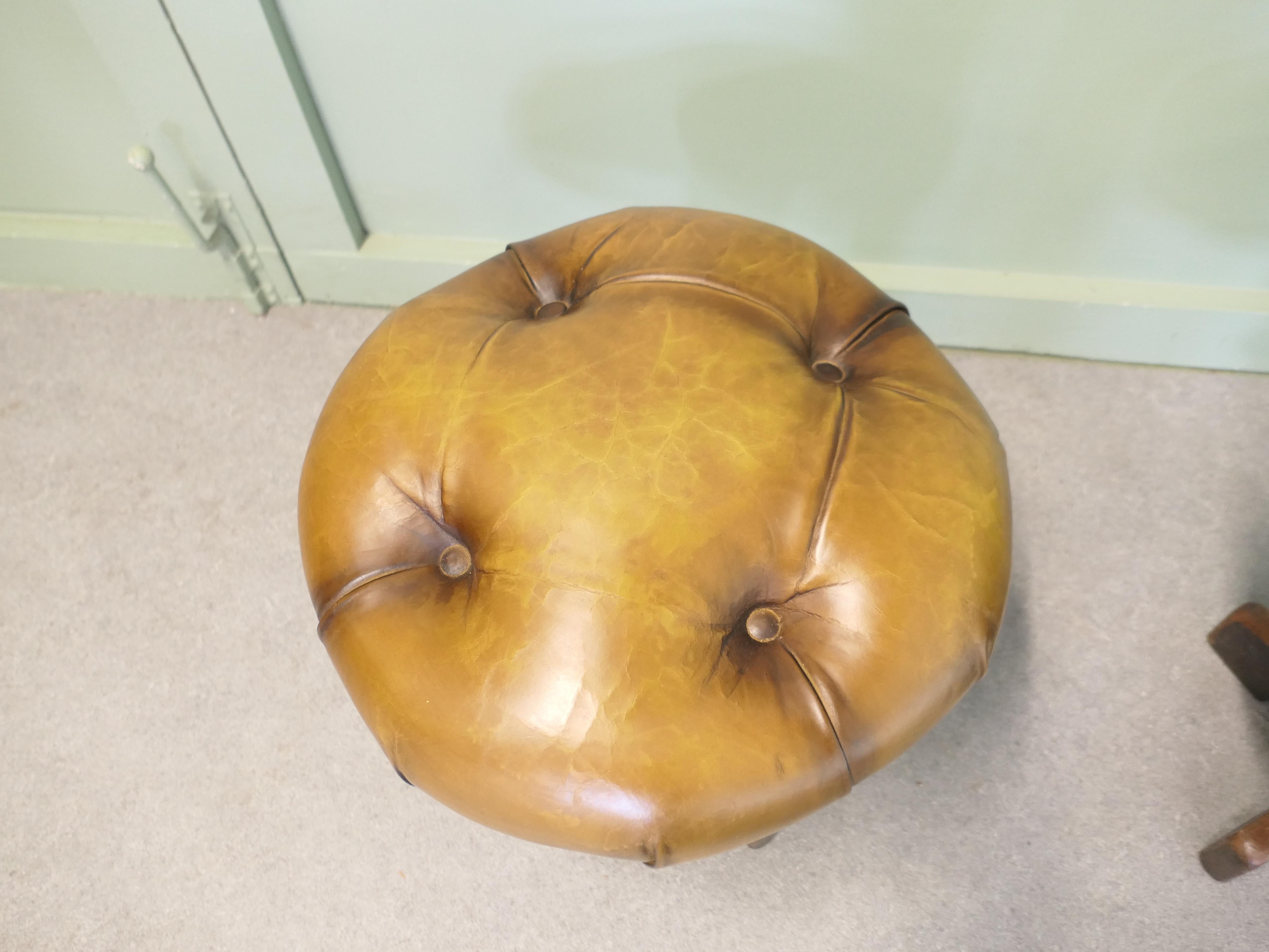 Mid-Century Modern Paire de robustes tabourets pivotants en cuir boutonné français en vente