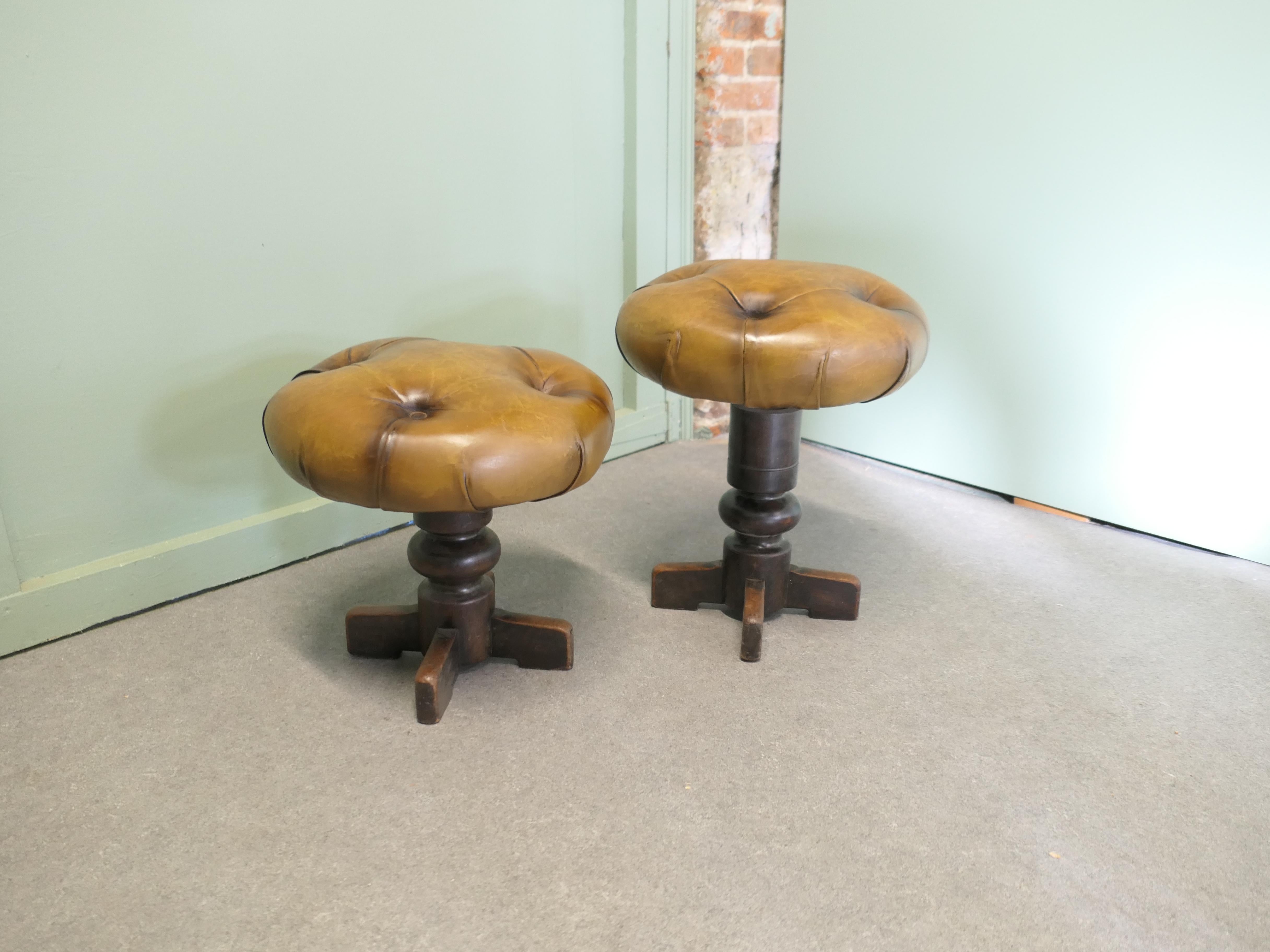 Milieu du XXe siècle Paire de robustes tabourets pivotants en cuir boutonné français en vente
