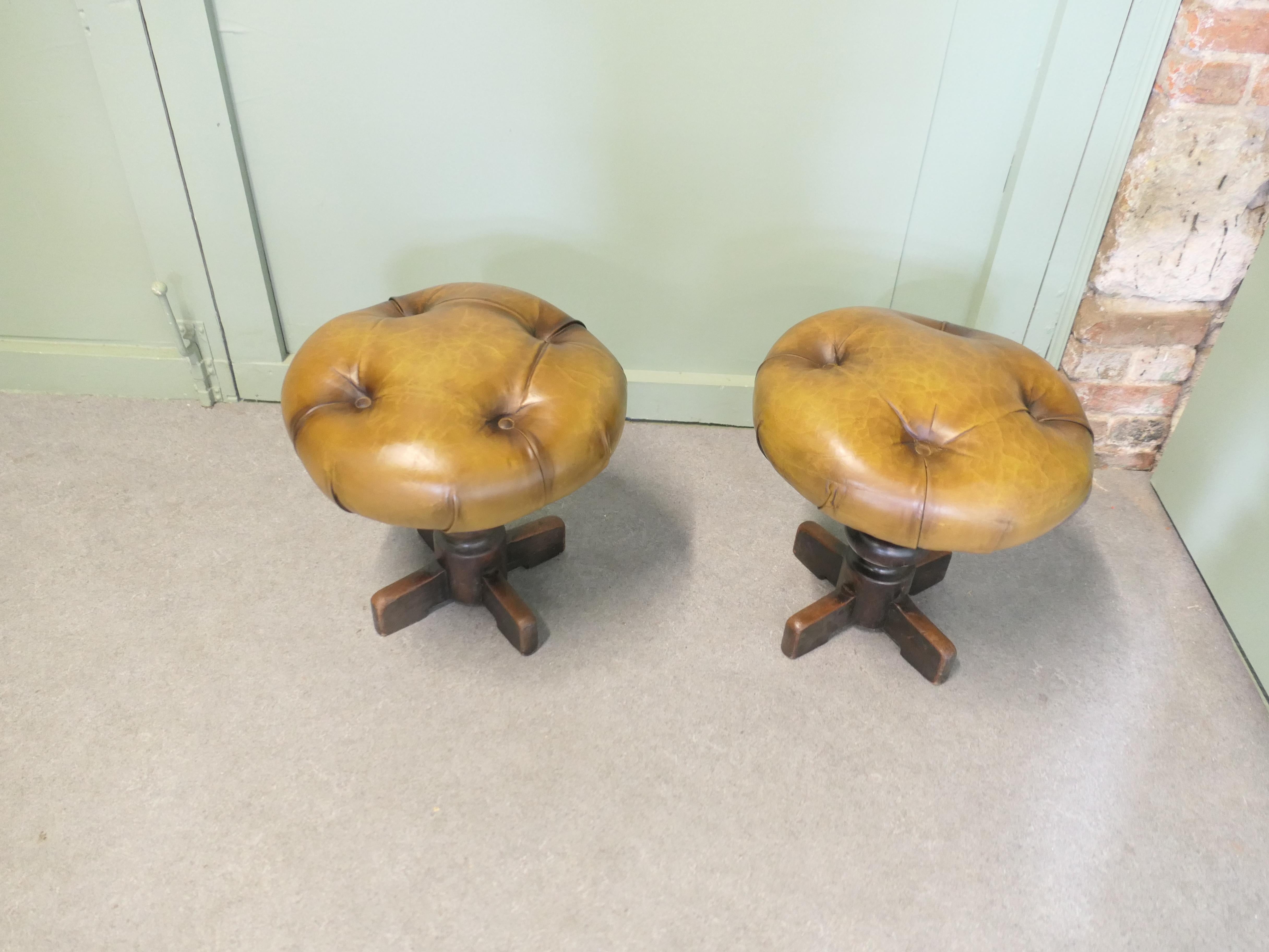 Cuir Paire de robustes tabourets pivotants en cuir boutonné français en vente