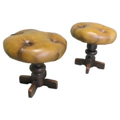 Paire de robustes tabourets pivotants en cuir boutonné français