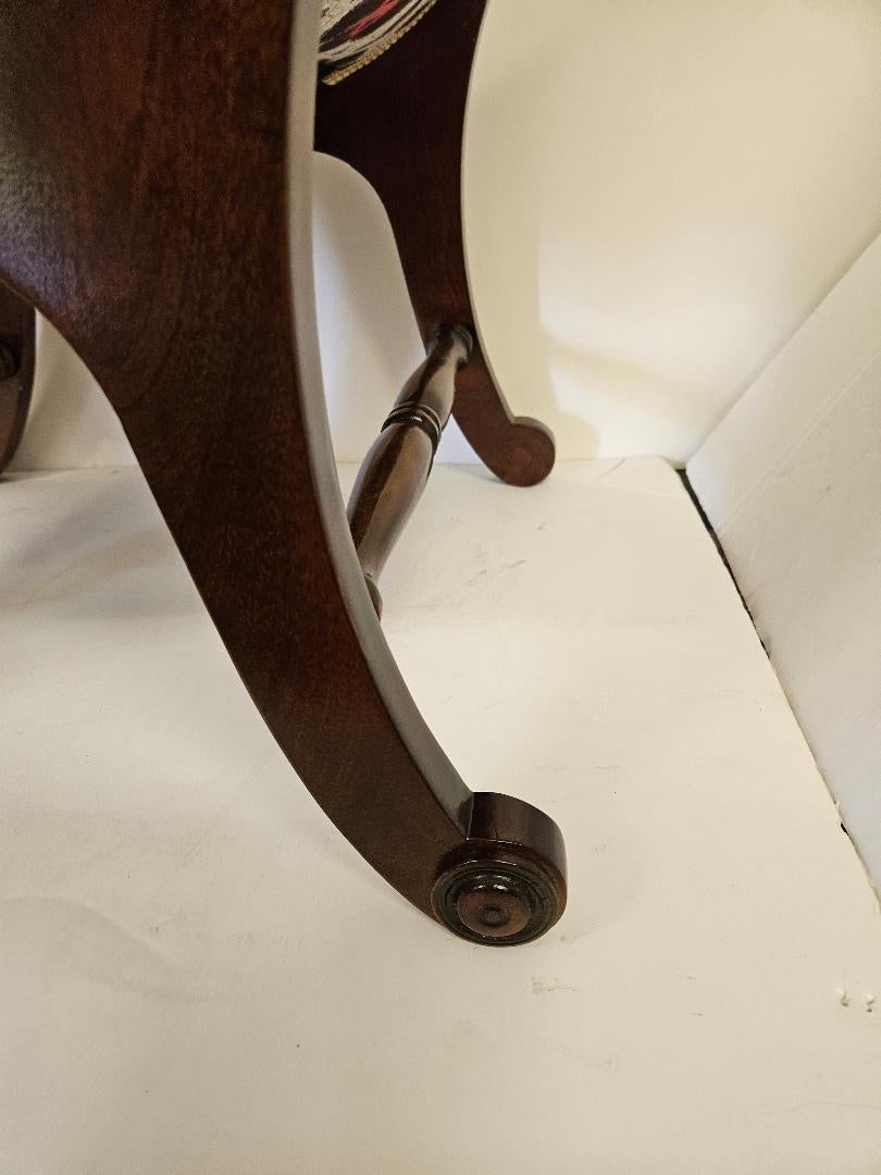 Une paire de chaises pantoufles en noyer avec un nouveau tissu à imprimé animalier abstrait Couton et Tout.  Les lignes gracieuses avec des cadres en noyer fraîchement et professionnellement polis.  Milieu du XIXe siècle, Circa 1860.  32 de haut,
