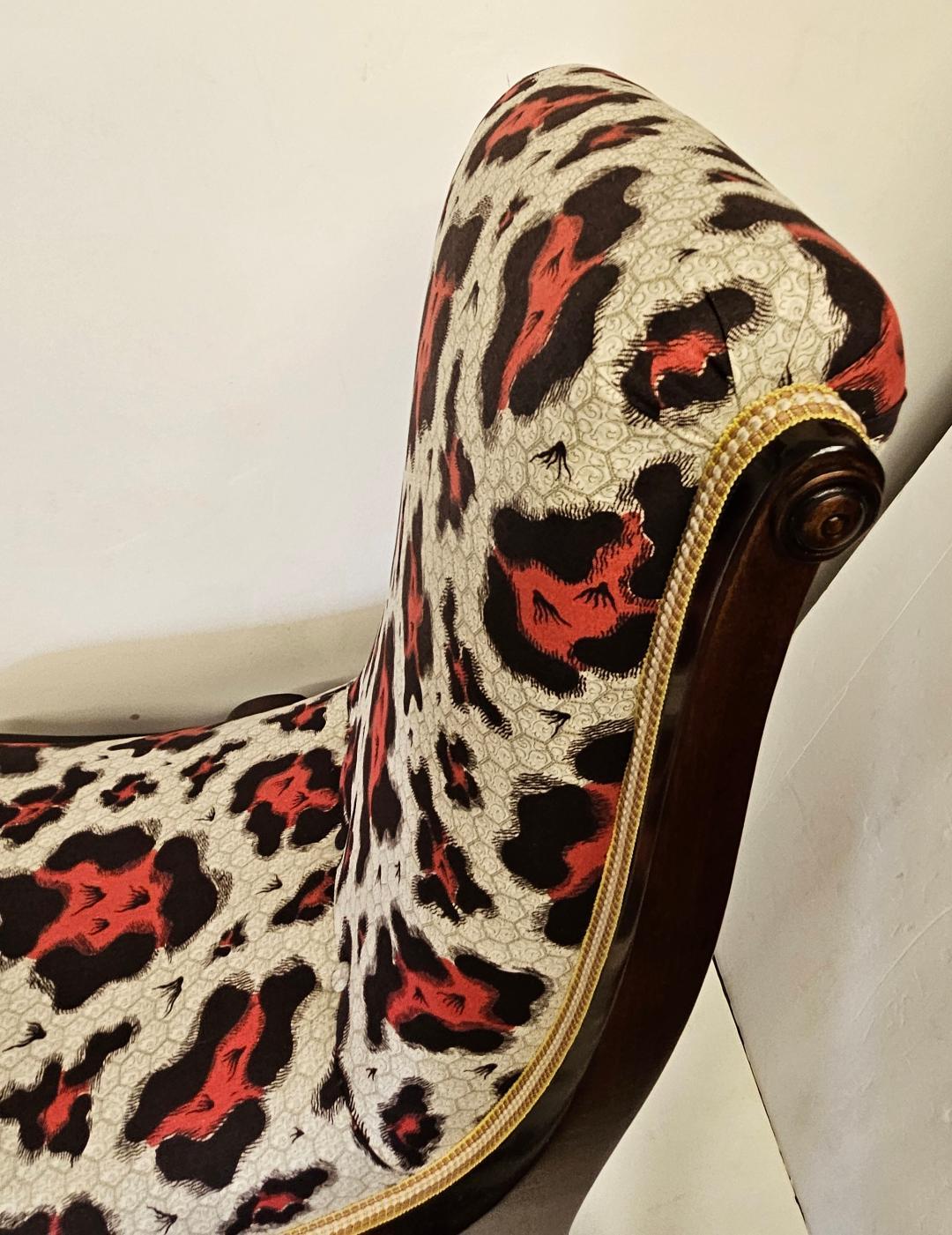 Tissu Paire de chaises à pantoufles en noyer du 19e siècle  en vente