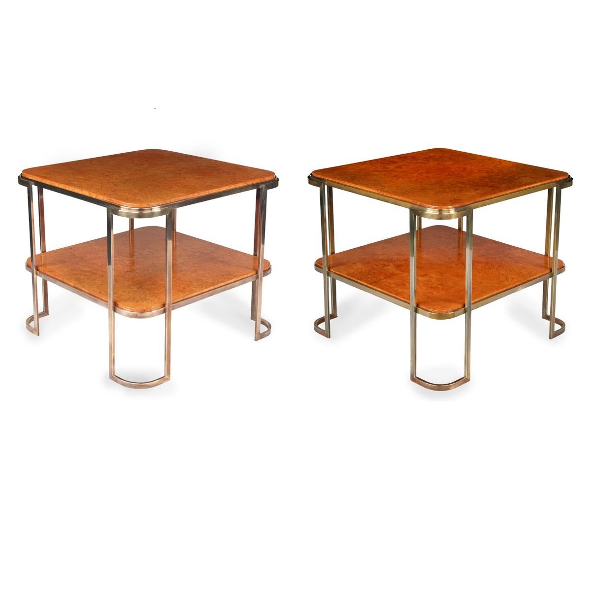 Coppia di eleganti tavolini Art Deco in radica di amboyna e bronzo, ciascuno con due ripiani rettangolari arrotondati racchiusi in una struttura aperta in bronzo, Francia, 1930.

