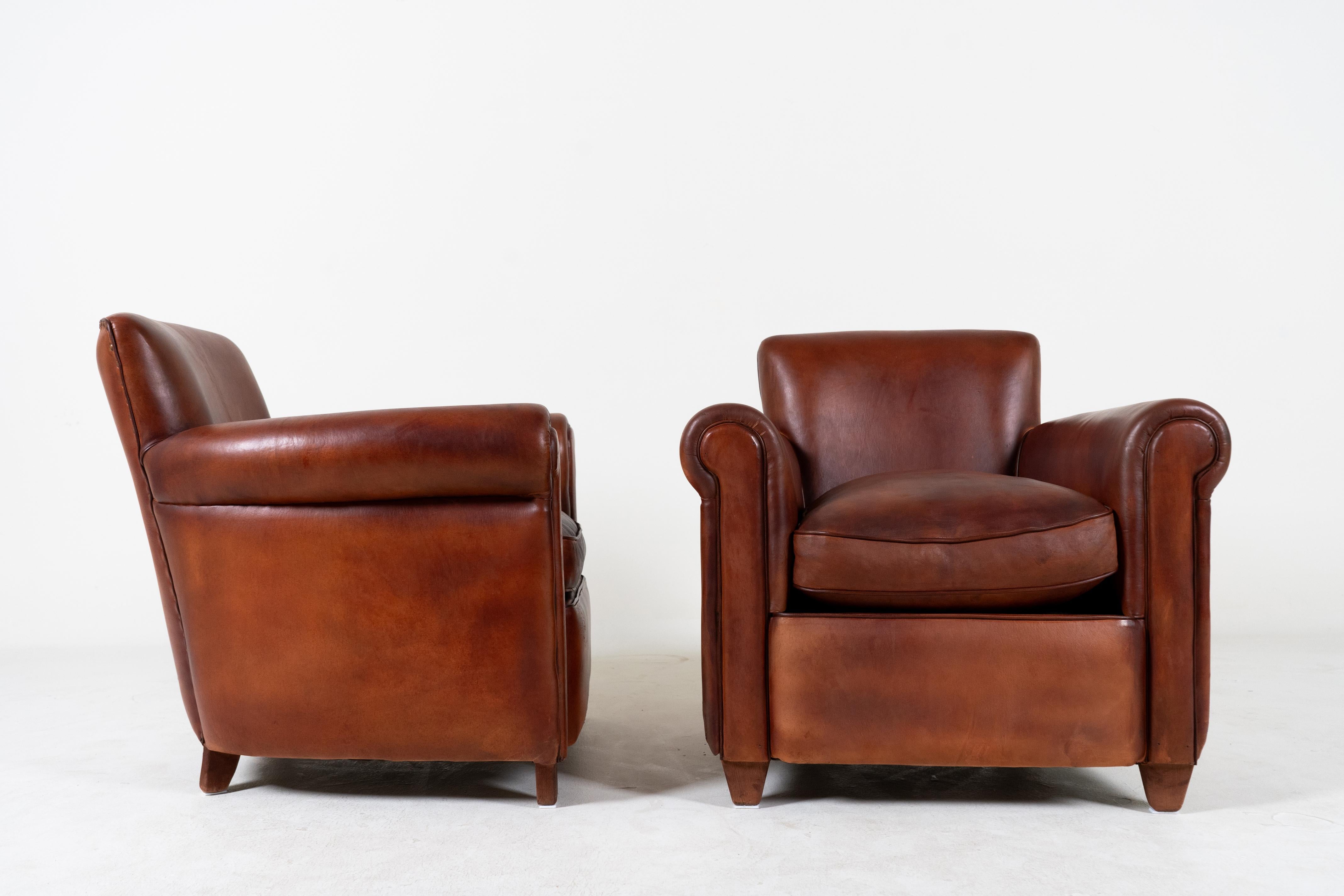 Cette paire de fauteuils charmante et compacte rappelle les designs nautiques français des années 1920 et 1930.  Les chaises ont été conçues à l'origine pour offrir un certain confort aux officiers dans les espaces restreints des navires et des