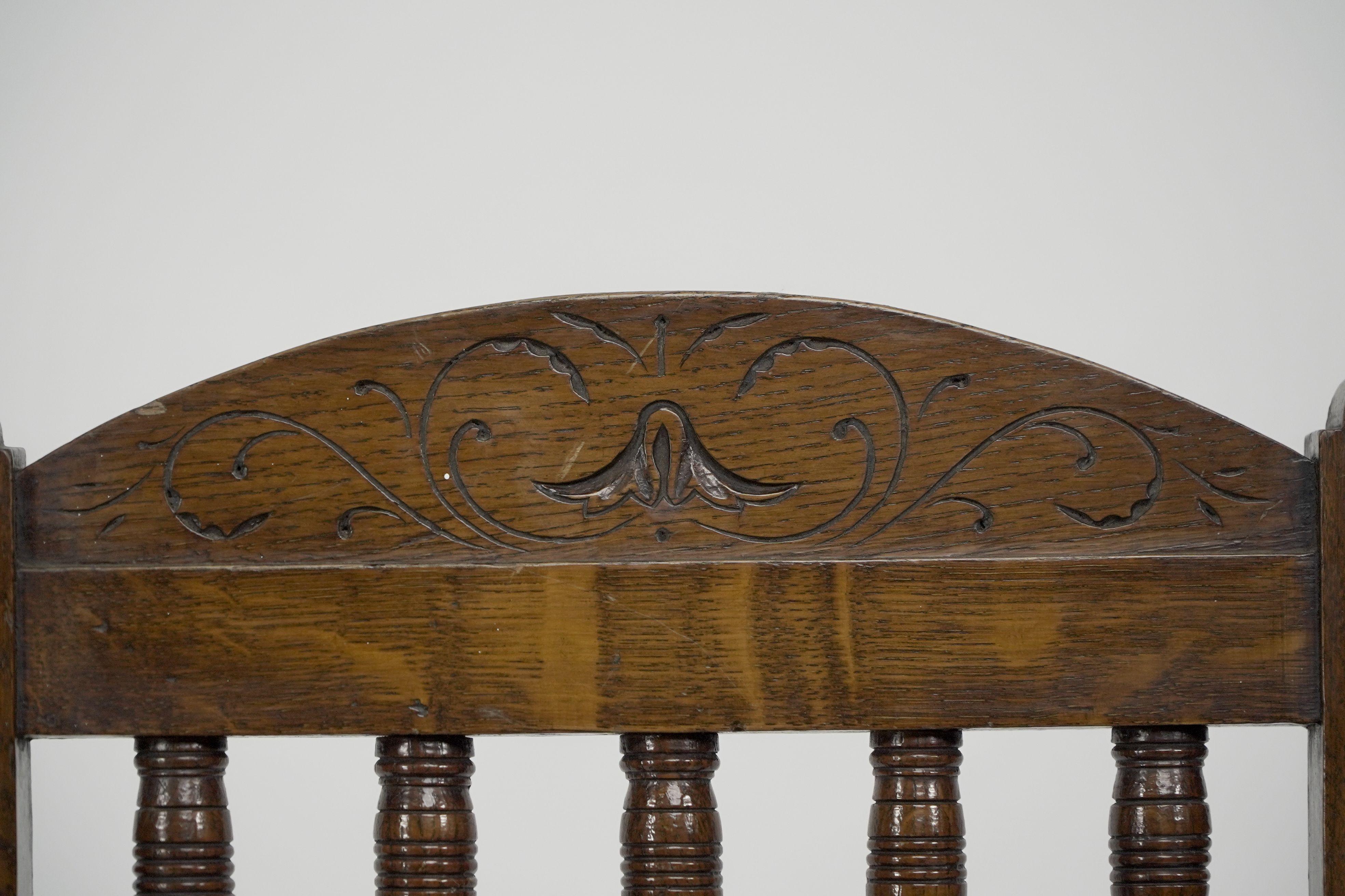 Coppia di sedie da sala in legno di quercia in stile Gothic Revival con piastrelle d'epoca in vendita 3