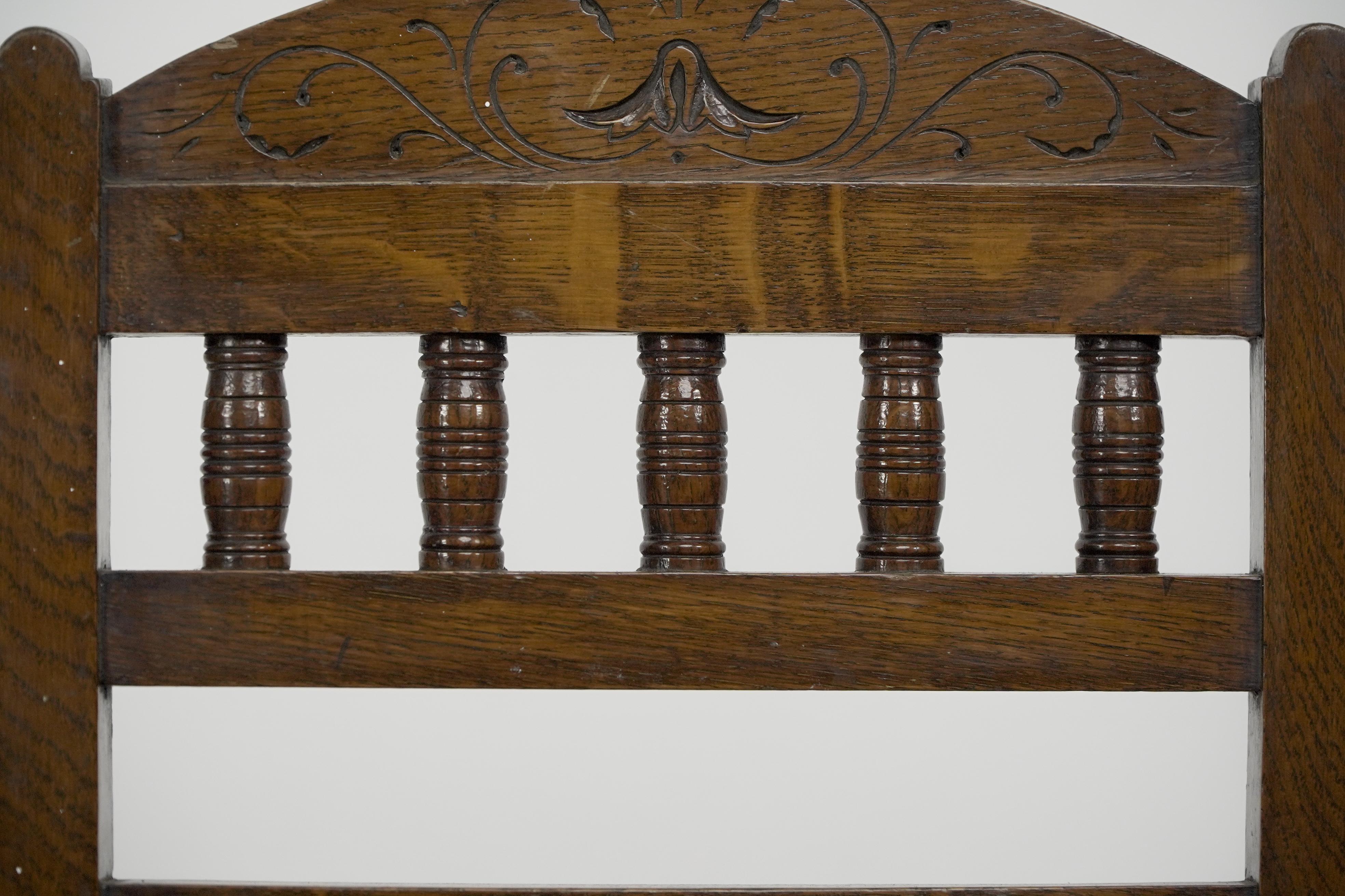 Coppia di sedie da sala in legno di quercia in stile Gothic Revival con piastrelle d'epoca in vendita 4