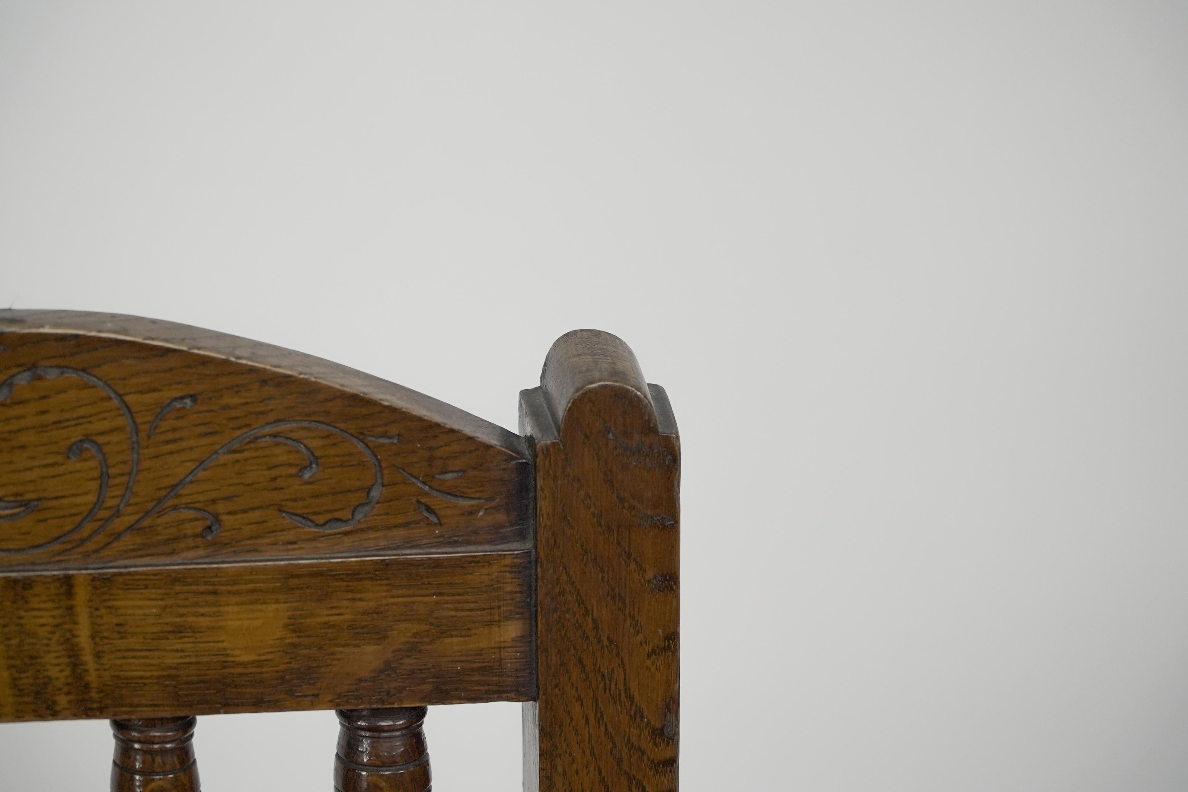 Coppia di sedie da sala in legno di quercia in stile Gothic Revival con piastrelle d'epoca in vendita 7