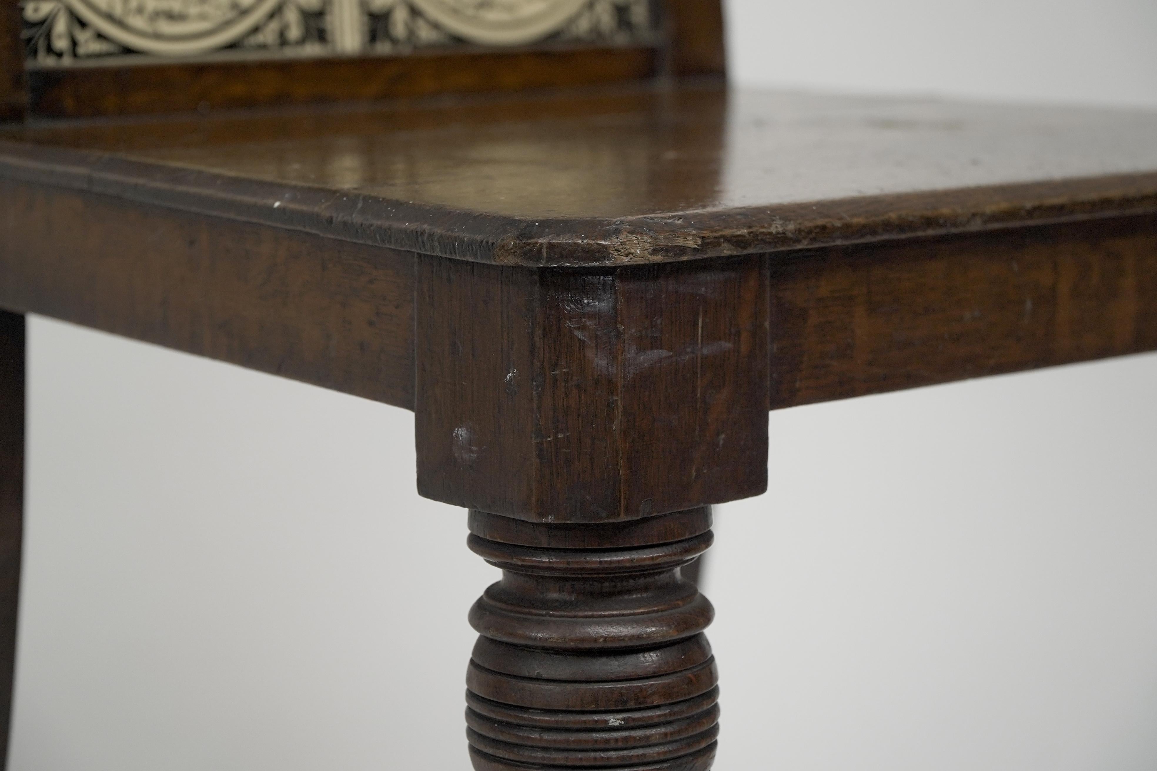 Coppia di sedie da sala in legno di quercia in stile Gothic Revival con piastrelle d'epoca in vendita 10