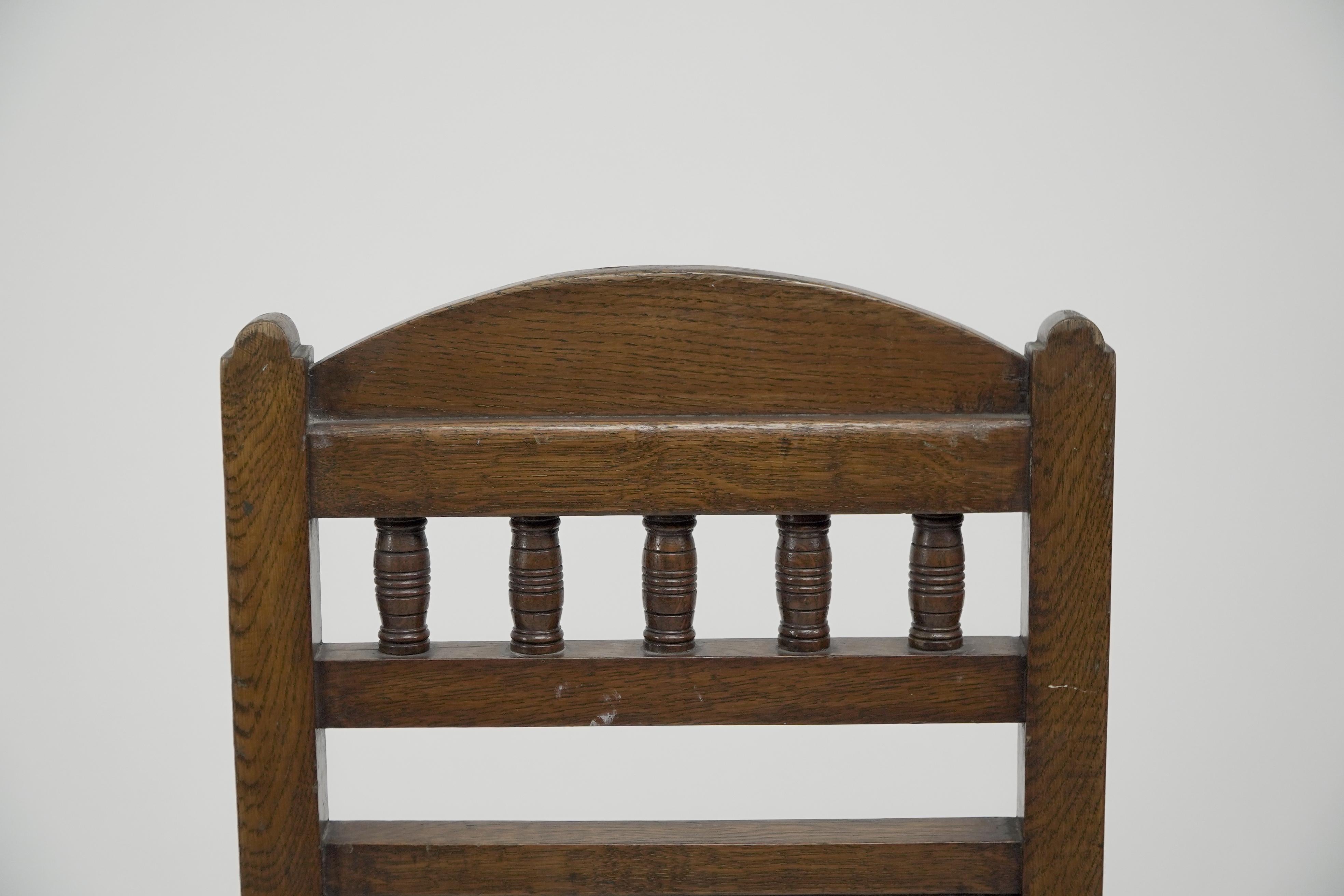 Coppia di sedie da sala in legno di quercia in stile Gothic Revival con piastrelle d'epoca in vendita 13