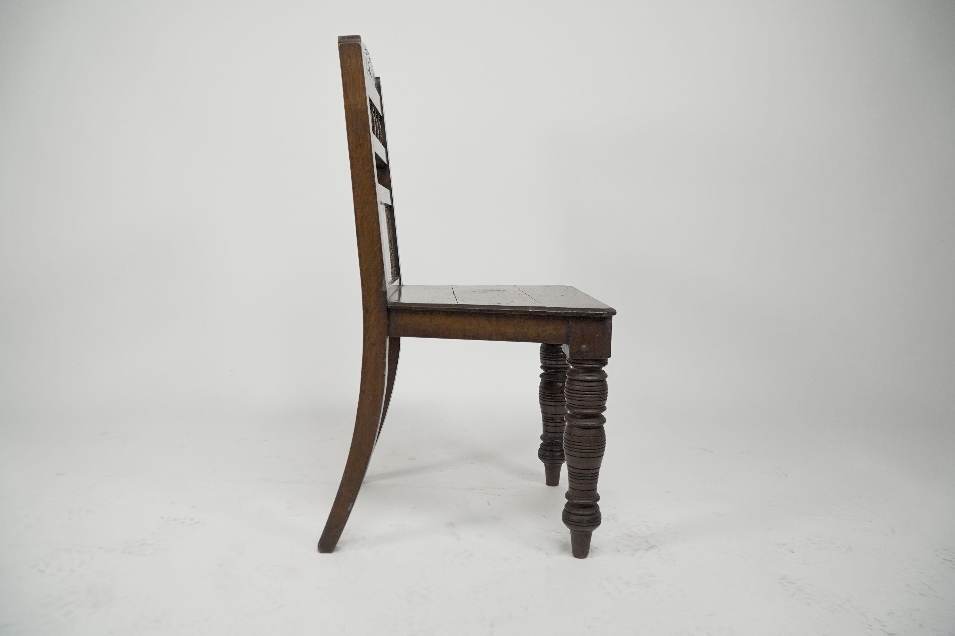 Inglese Coppia di sedie da sala in legno di quercia in stile Gothic Revival con piastrelle d'epoca in vendita