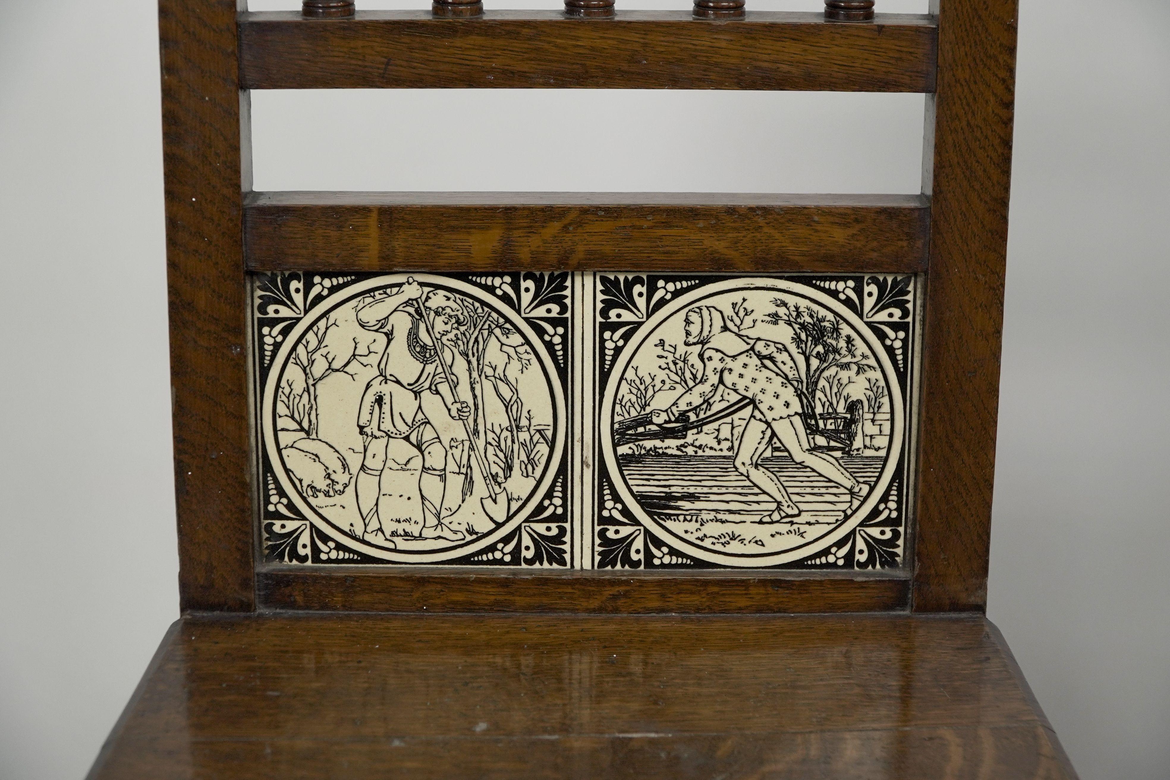 Quercia Coppia di sedie da sala in legno di quercia in stile Gothic Revival con piastrelle d'epoca in vendita