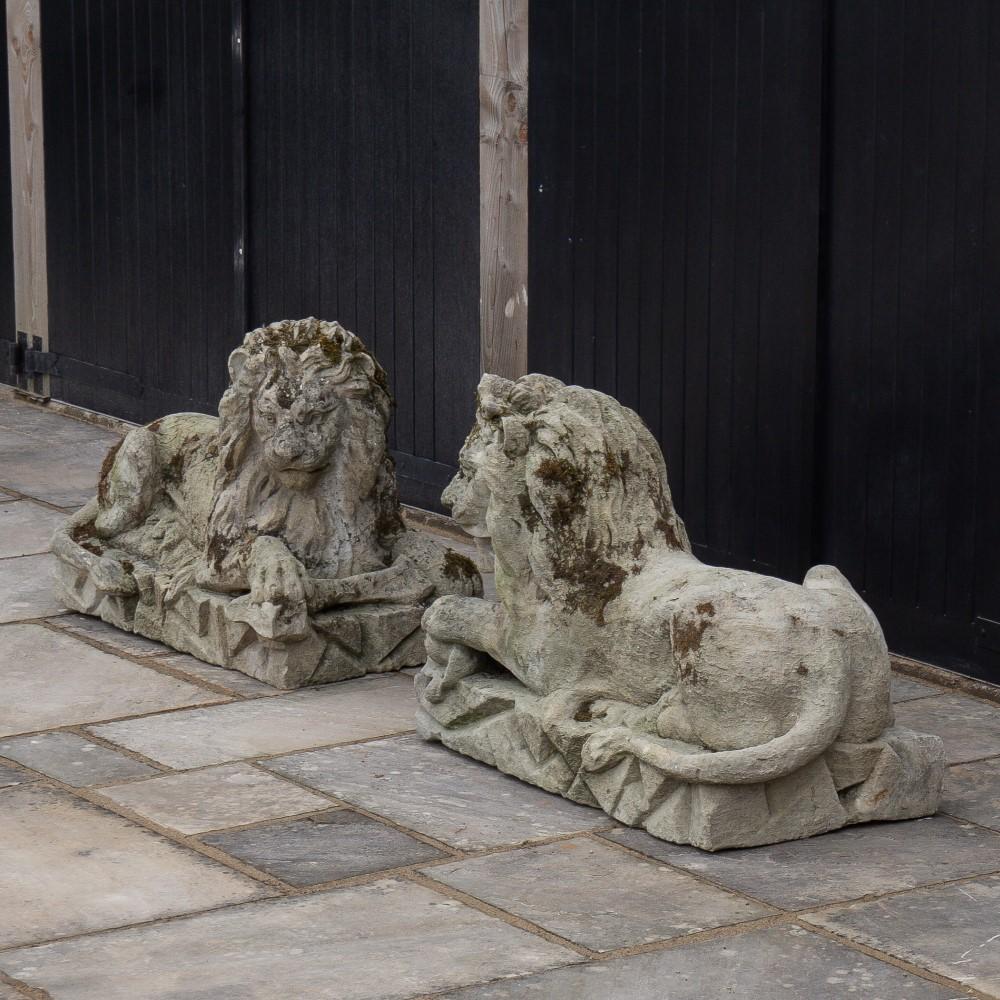 Pair of Superb 18th Century Bath Stone Lions In Good Condition In Donhead St Mary, Wiltshire