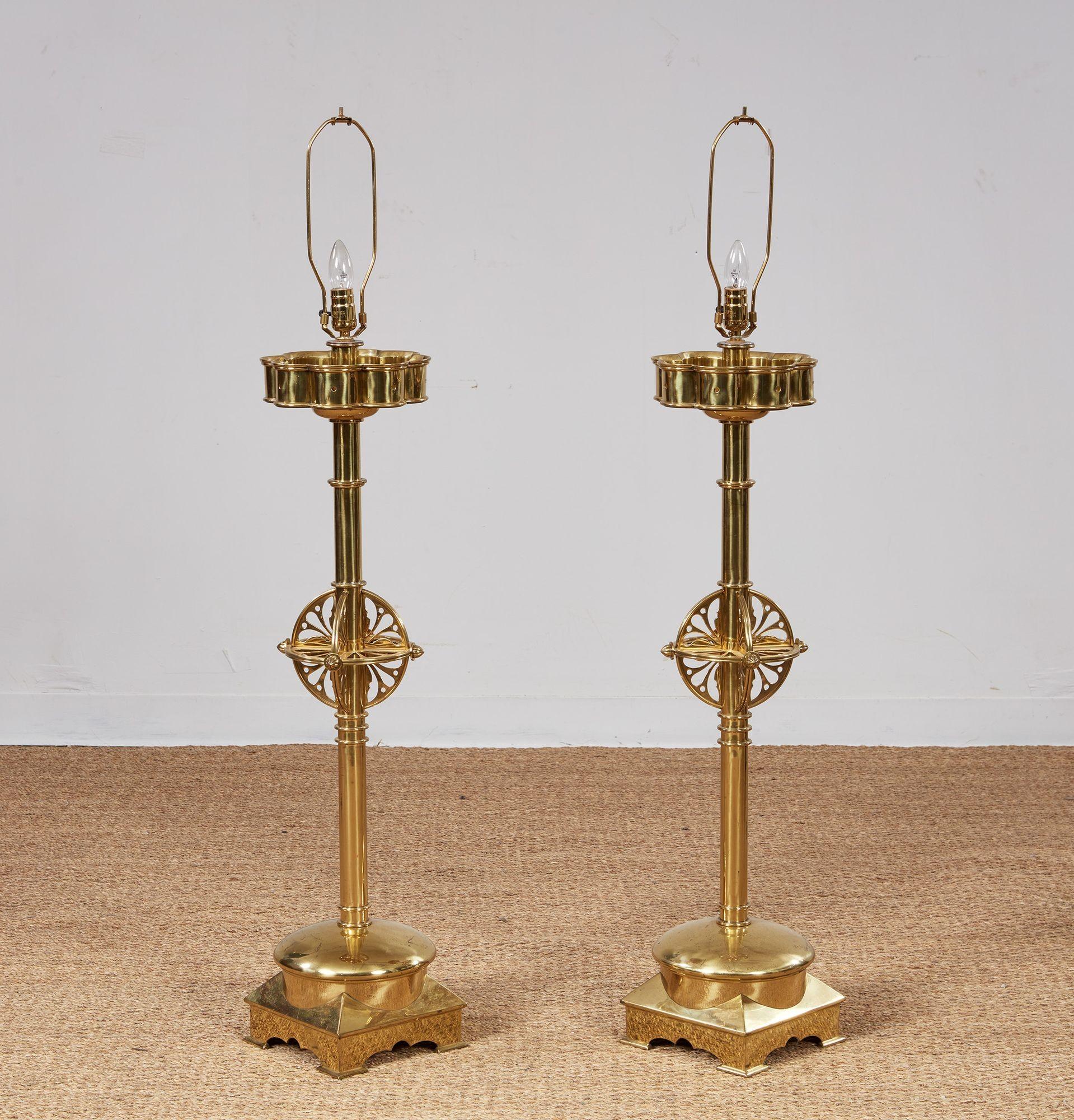 Paire de superbes lampes de table en laiton surélevées en vente 5