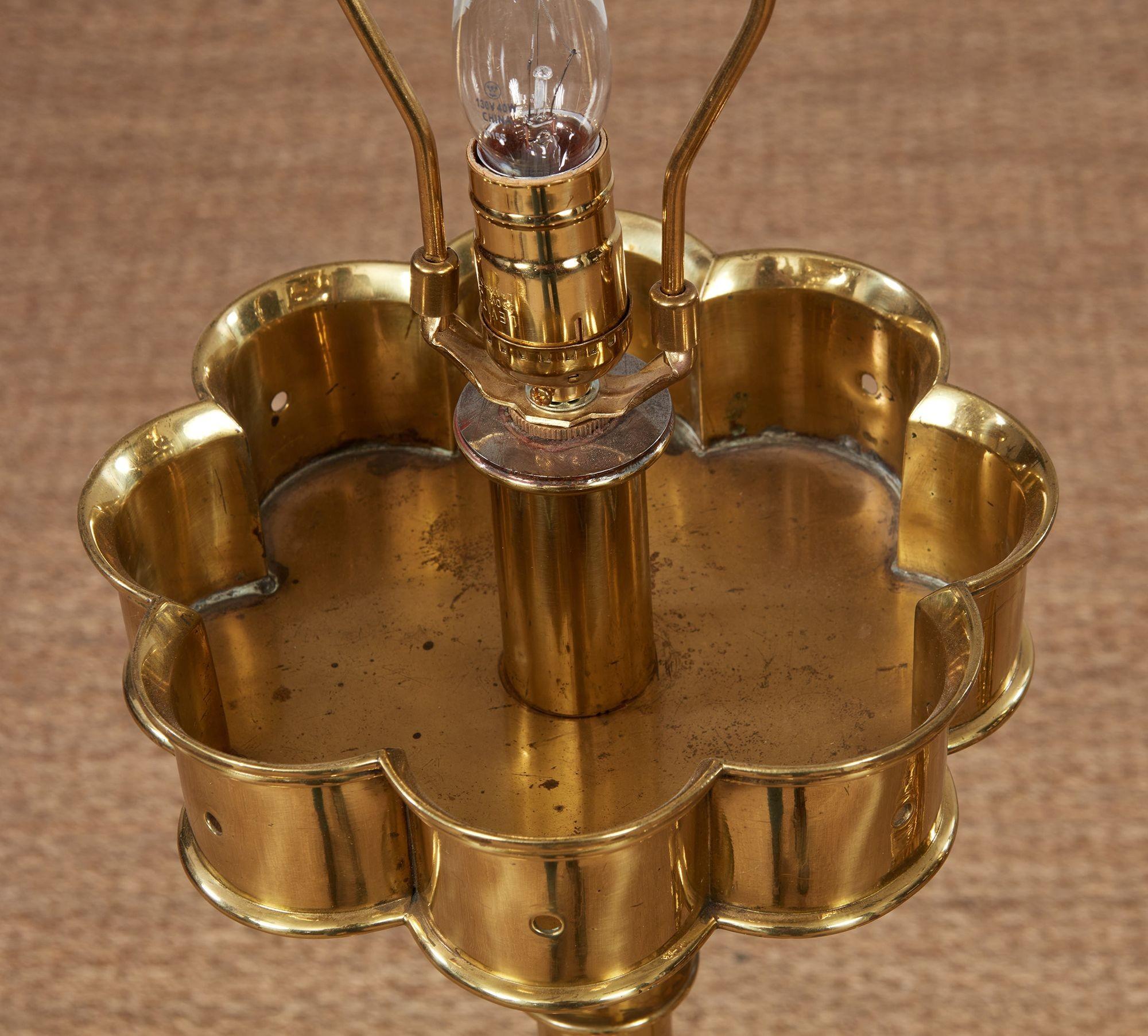 Anglais Paire de superbes lampes de table en laiton surélevées en vente
