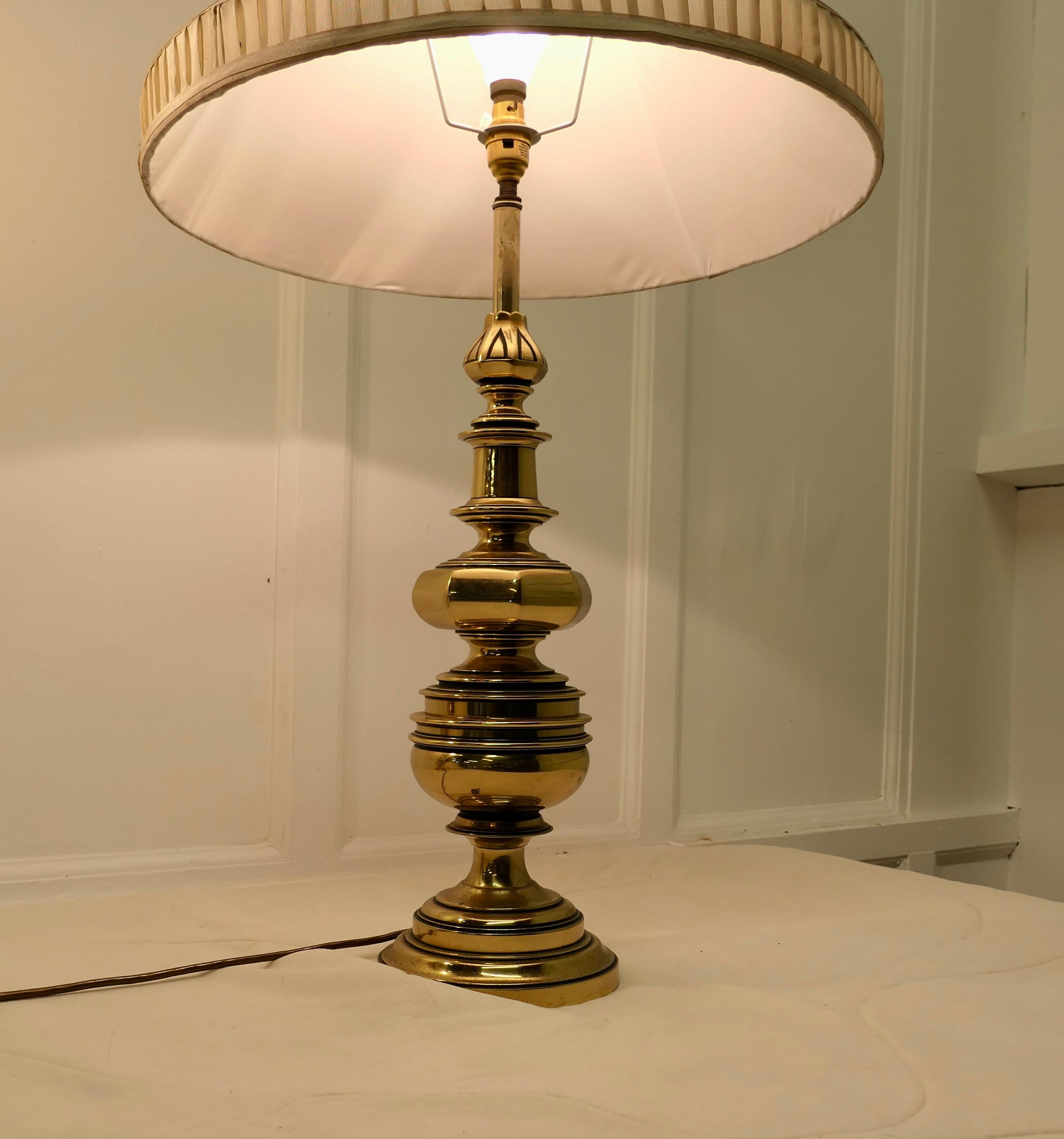 Pair of Superb Quality Large Bulbous Brass Table Lamps In Good Condition For Sale In Chillerton, Isle of Wight