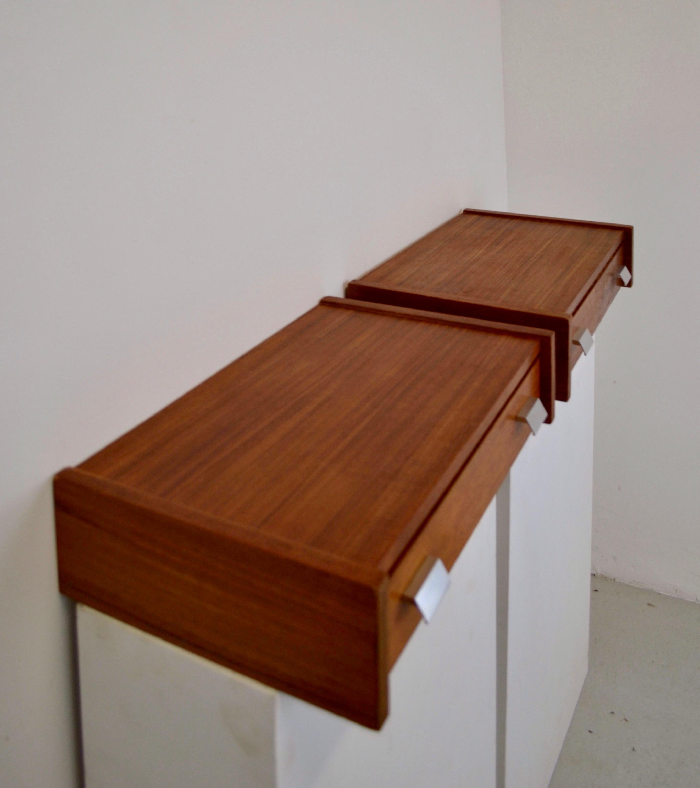 Dieses Paar hängende Nachttische aus den 1950er Jahren ist ein Paradebeispiel für funktionelles und elegantes Design, das an die Werke von Pierre Guariche und Marcel Monpoix erinnert. Die Nachttische aus Teakholzfurnier zeichnen sich durch ihre
