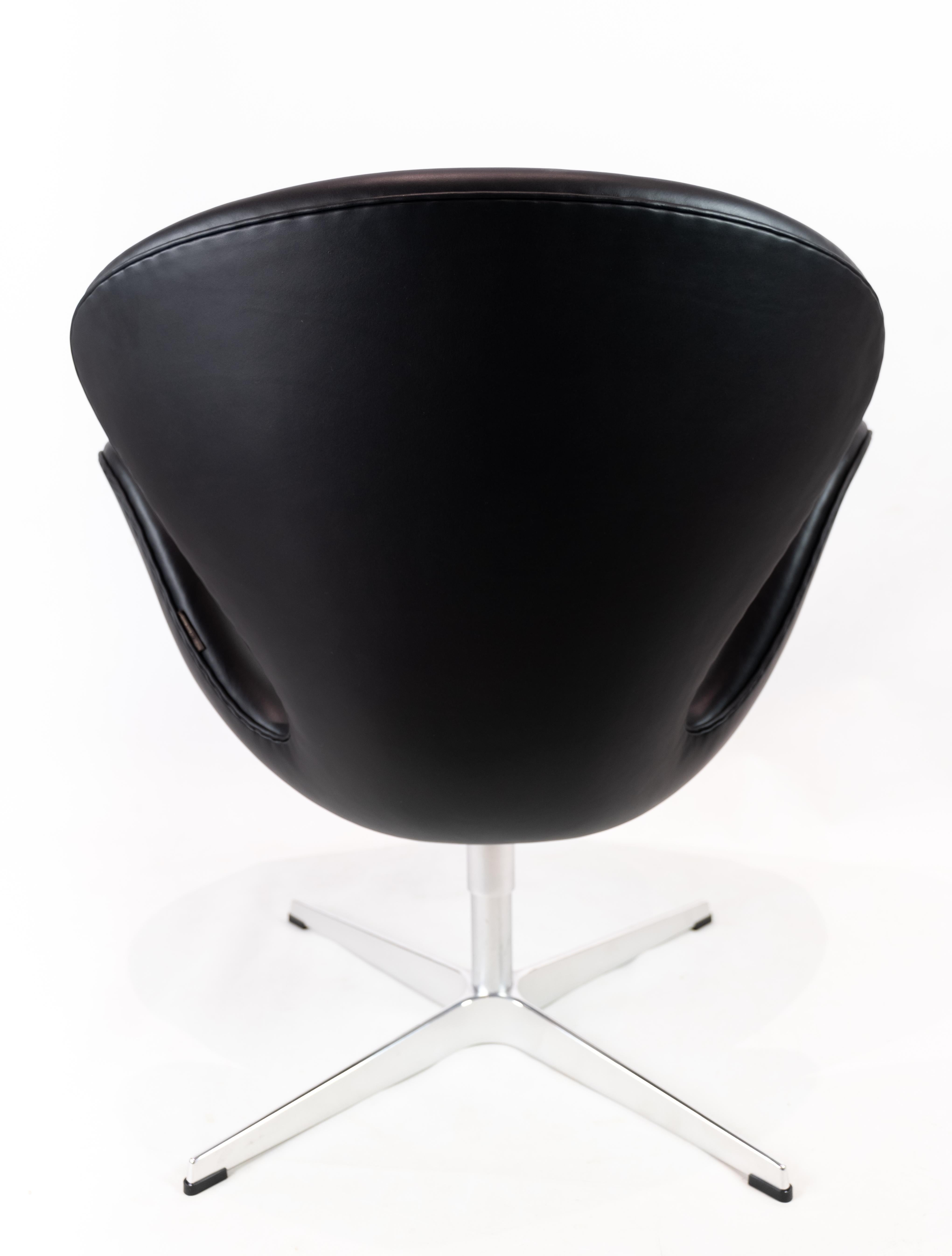 Paire de chaises Swan modèle 3320 en cuir noir par Arne Jacobsen en vente 3