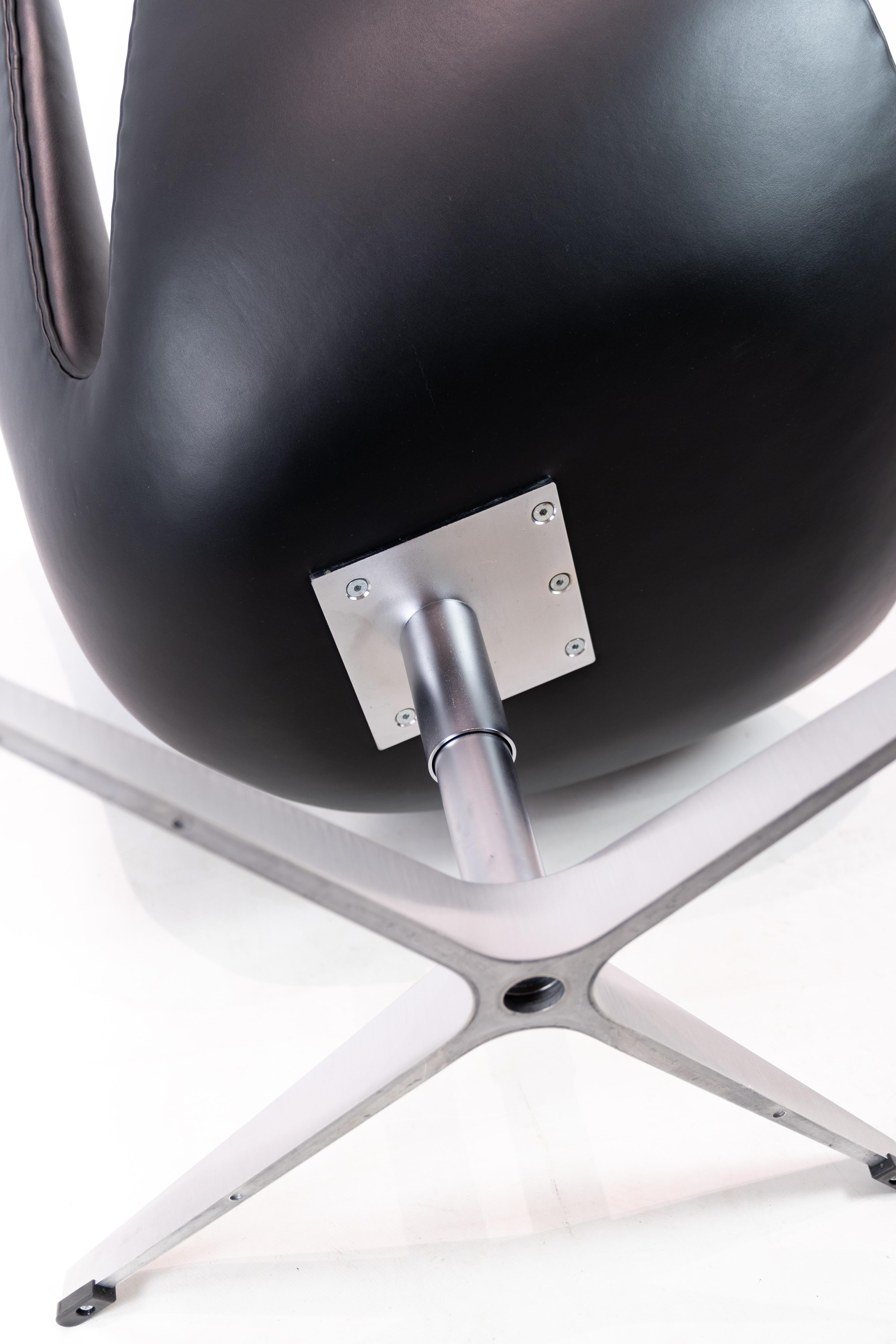 Paire de chaises Swan modèle 3320 en cuir noir par Arne Jacobsen en vente 4