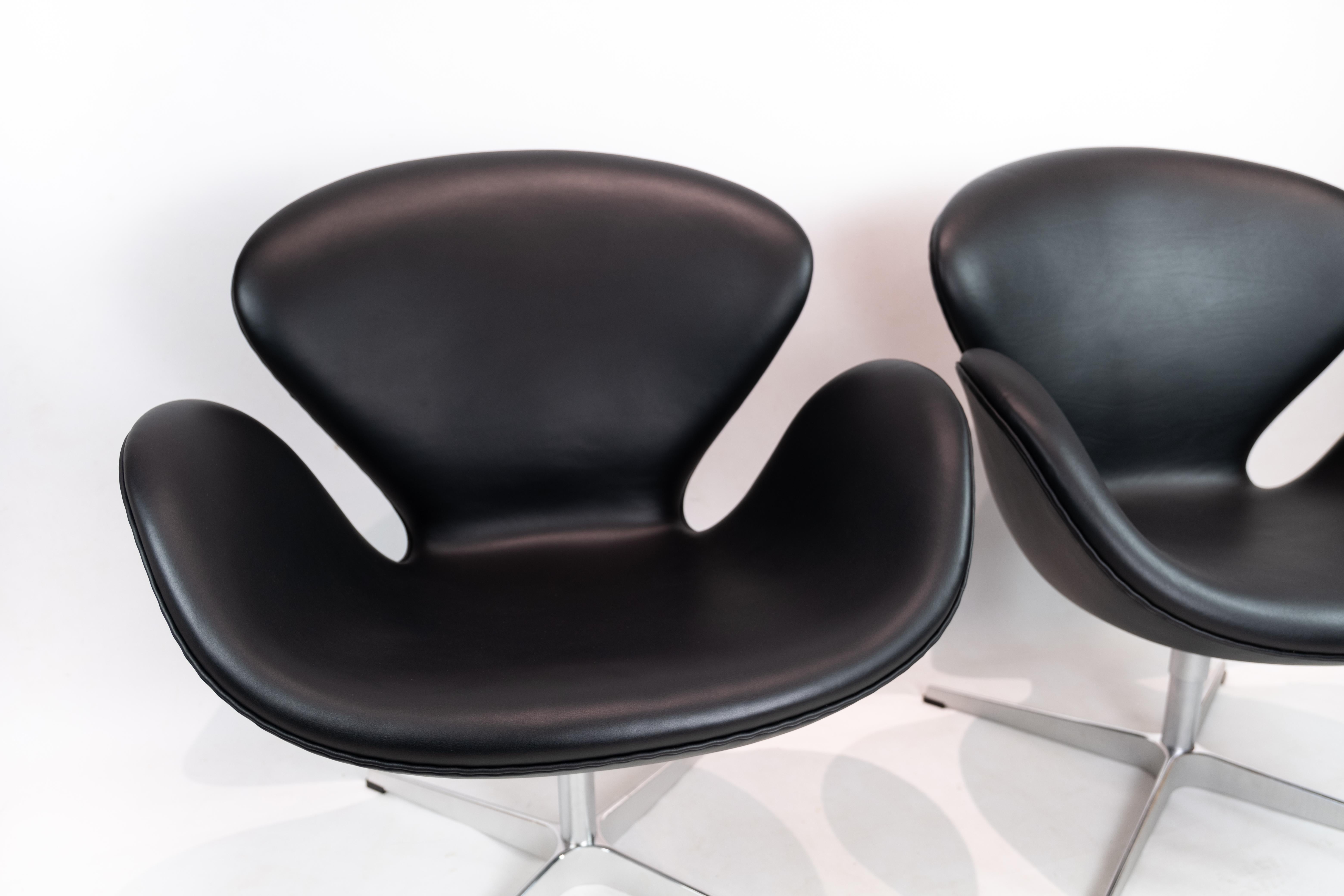 A pair of swan chairs, model 3320, designed by Arne Jacobsen in 1958 and manufactured by Fritz Hansen. The chairs are with original upholstery in black leather.

This product will be inspected thoroughly at our professional workshop by our educated