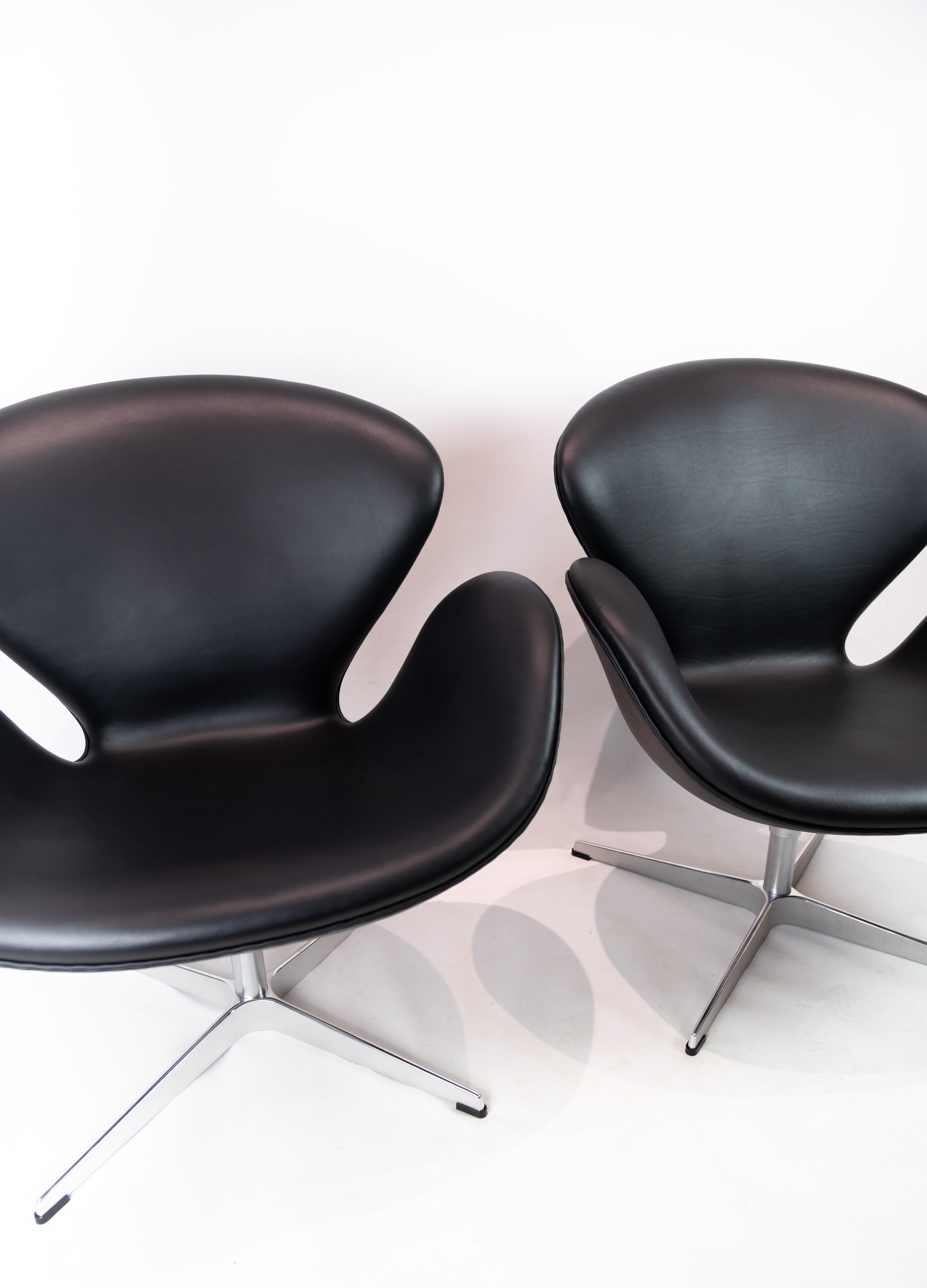 Danish Scandinavian Modern Pair of Swan Chairs, Model 3320, Designed by Arne Jacobsen For Sale