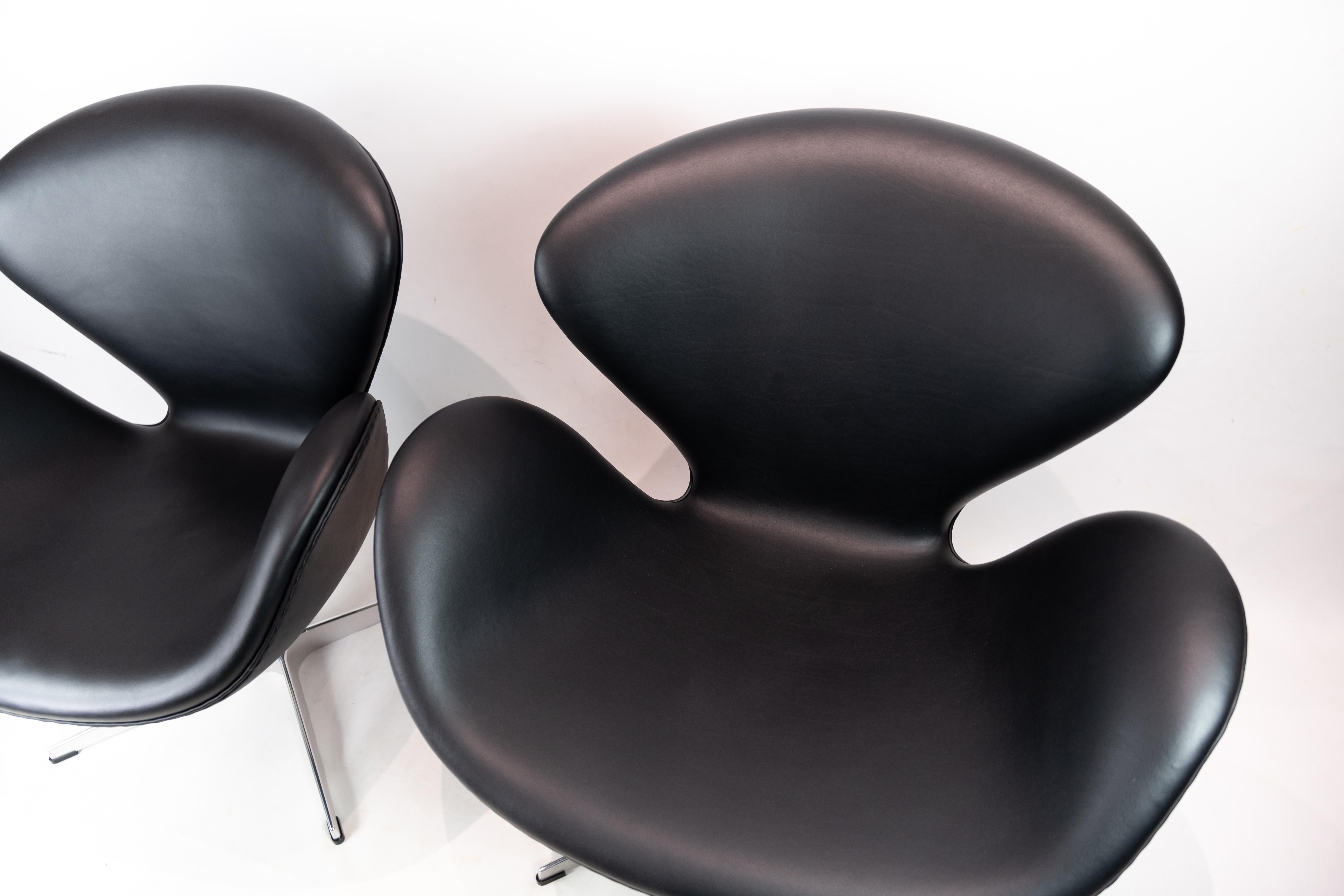 Milieu du XXe siècle Paire de chaises cygnes, modèle 3320, conçues par Arne Jacobsen en 1958 en vente