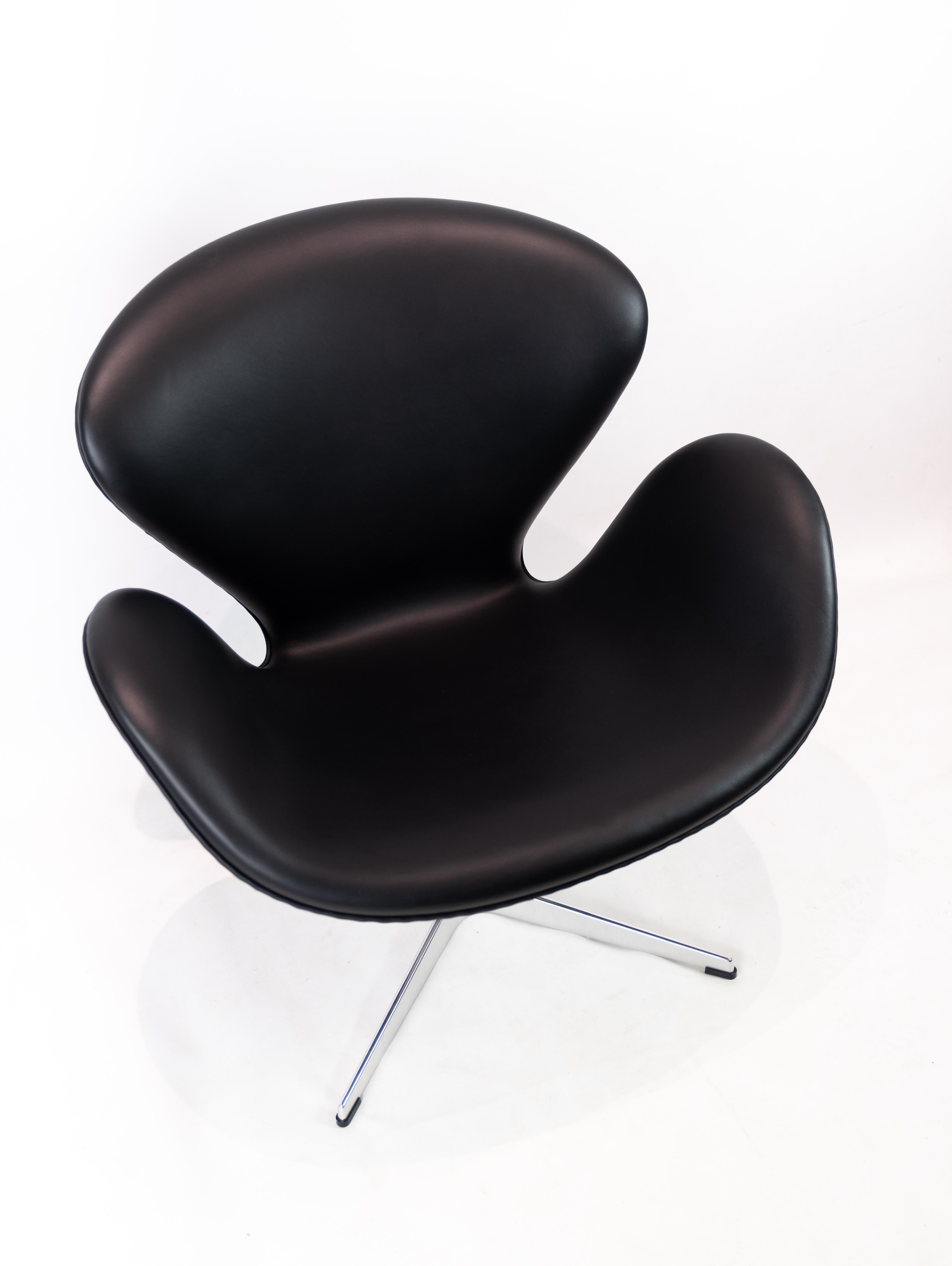Cuir Paire de chaises cygnes, modèle 3320, conçues par Arne Jacobsen en 1958 en vente