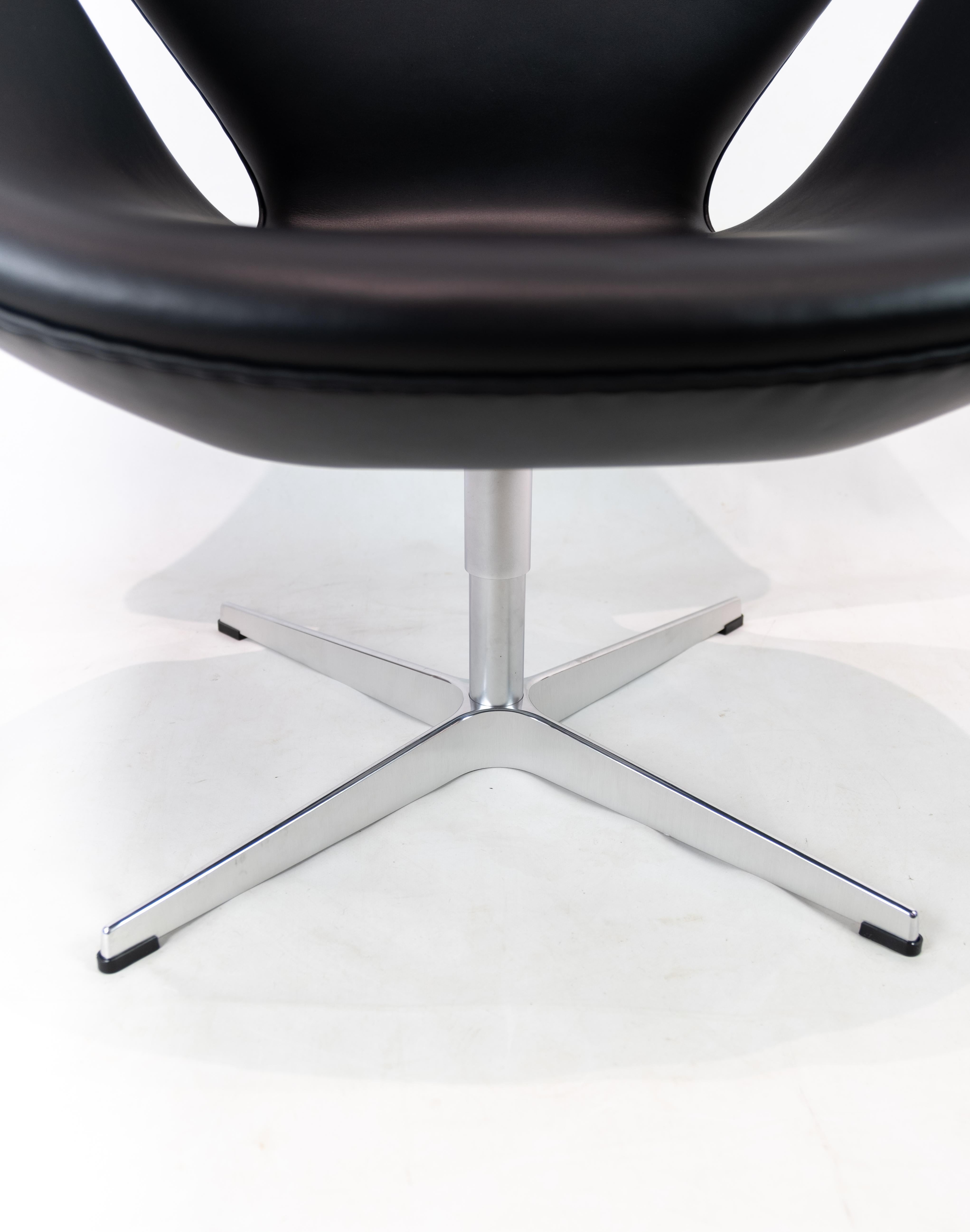 Paire de chaises Swan modèle 3320 en cuir noir par Arne Jacobsen en vente 1
