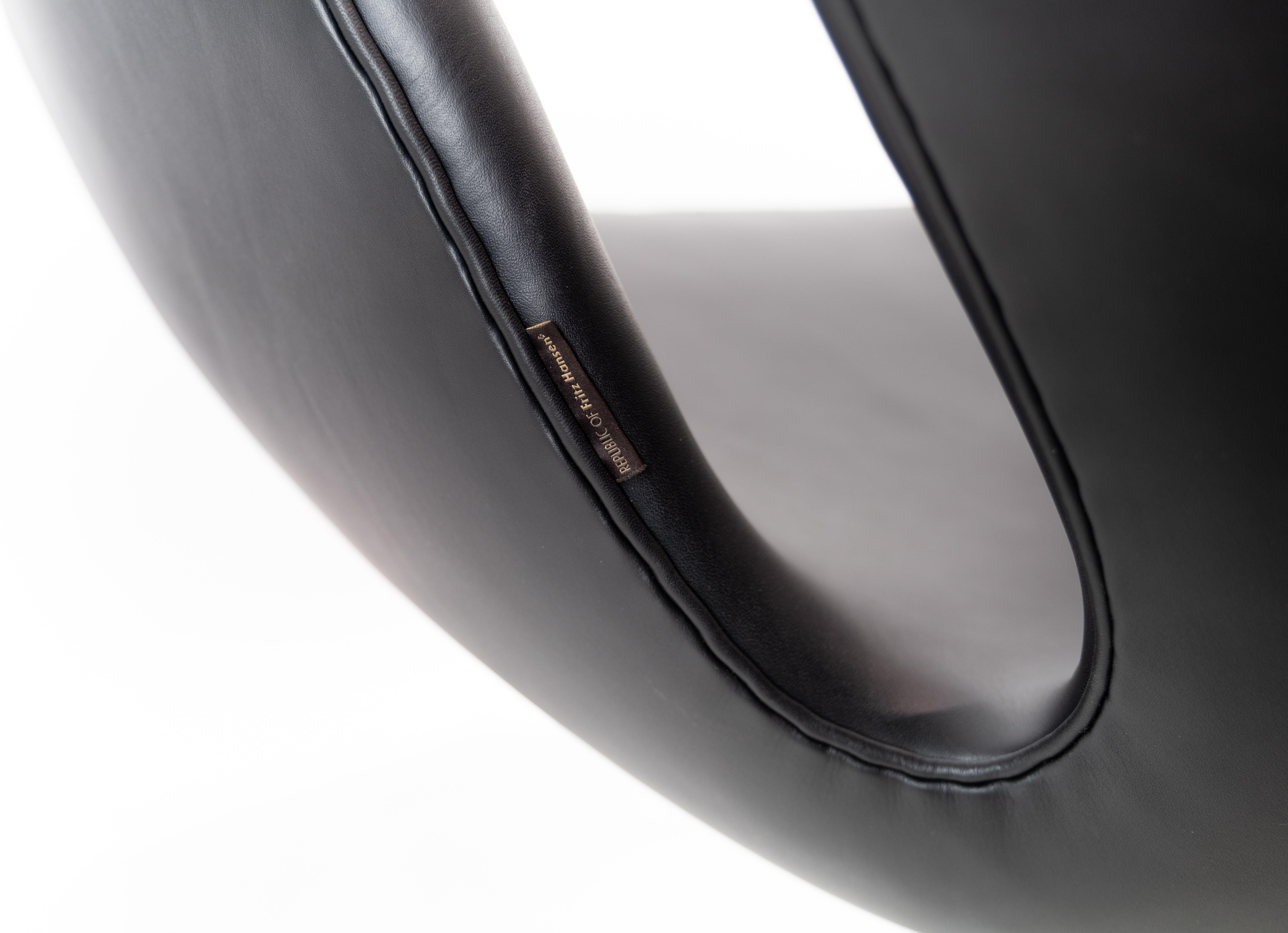 Paire de chaises Swan modèle 3320 en cuir noir par Arne Jacobsen en vente 2